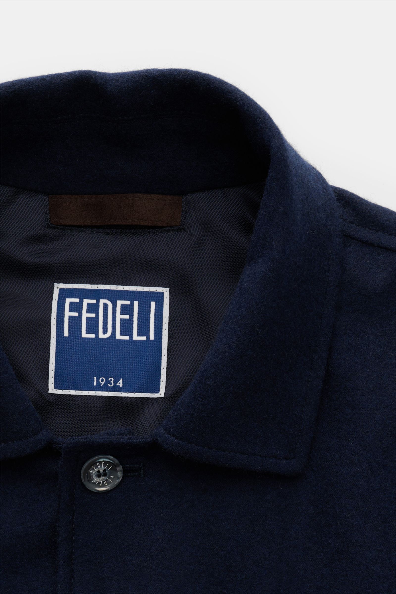 Fedeli Cashmere Flanell-Jacke 'Oxford' navy, Detailaufnahme von Kragen mit Velourslederbesatz, Knopf und Innenfutter aus feinem Cashmere.