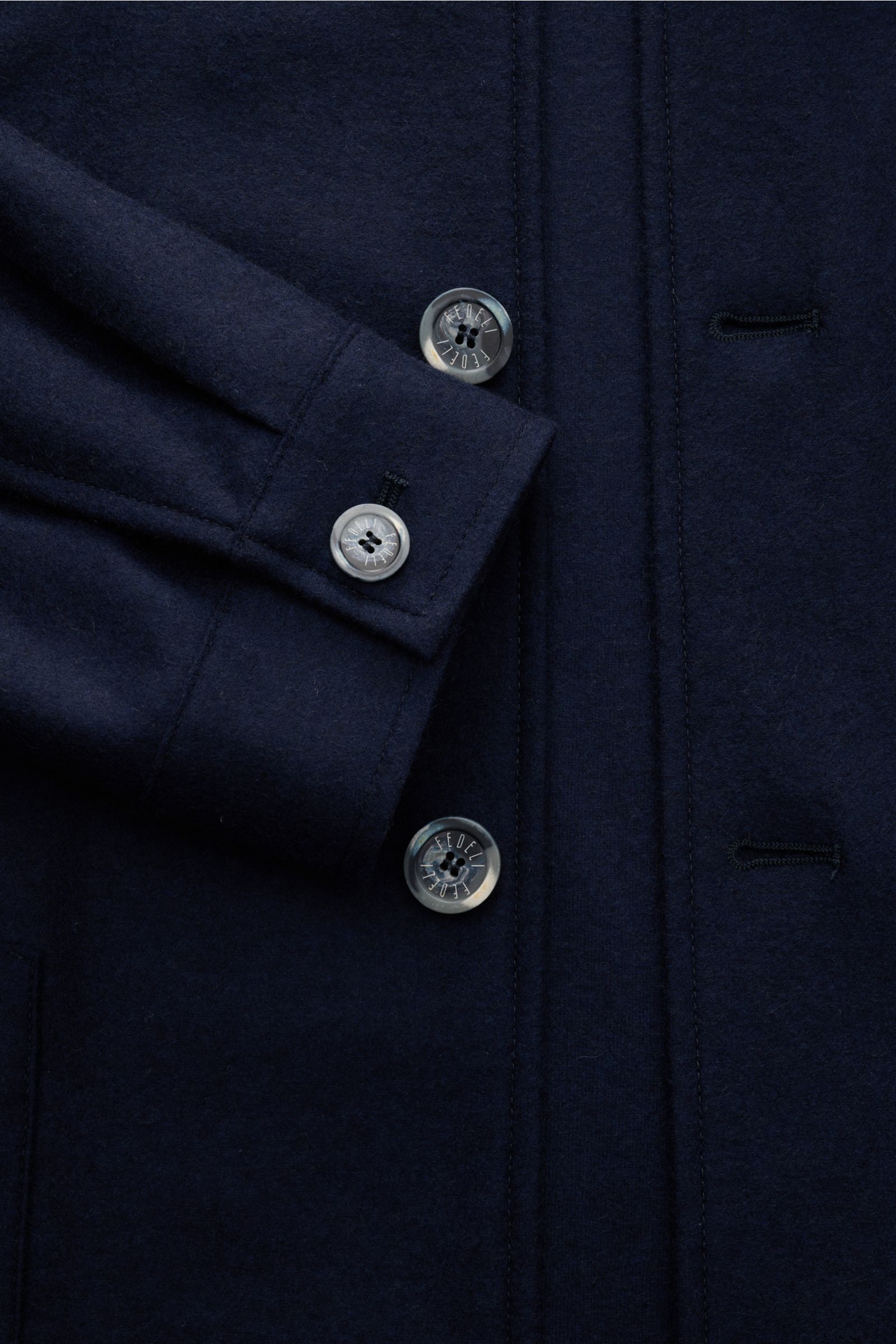 Fedeli Cashmere Flanell-Jacke 'Oxford' navy, Detailaufnahme von Knöpfen, Ärmel mit Knopf, Flanell aus reinem Cashmere, Regular Fit