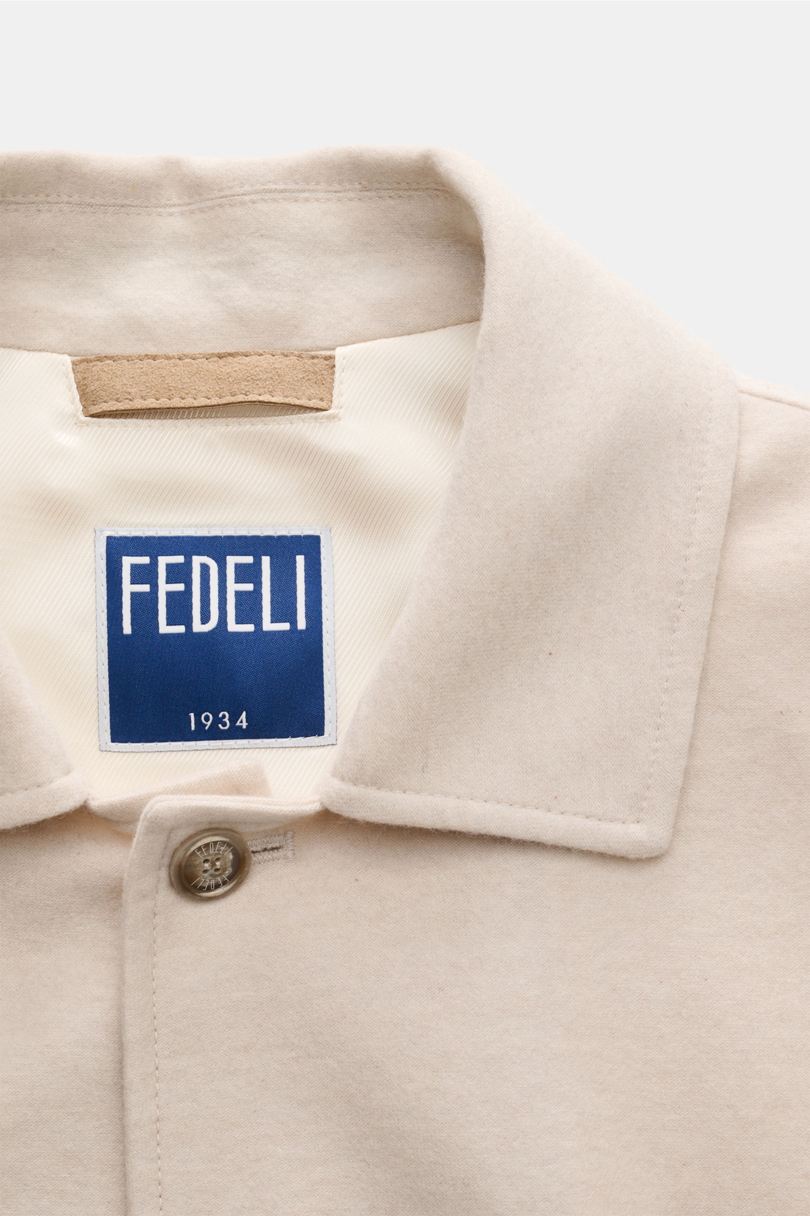 Fedeli Cashmere Flanell-Jacke 'Oxford' sand, Detailansicht von oben, weicher Flanell, Veloursleder-Kragenbesatz, Knopf und Label sichtbar.