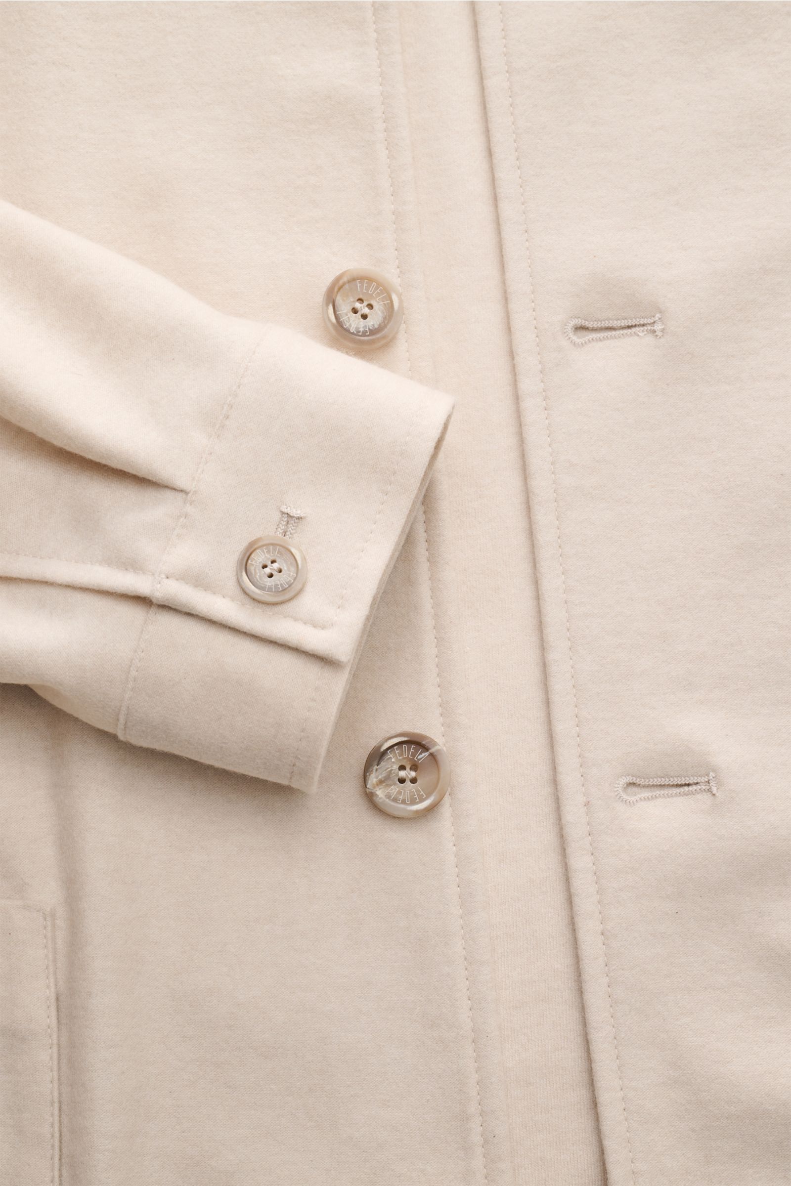 Nahaufnahme der Fedeli Cashmere Flanell-Jacke 'Oxford' sand, Detail von Knöpfen, Ärmel mit Knopf, aus reinem, weichem Cashmere.