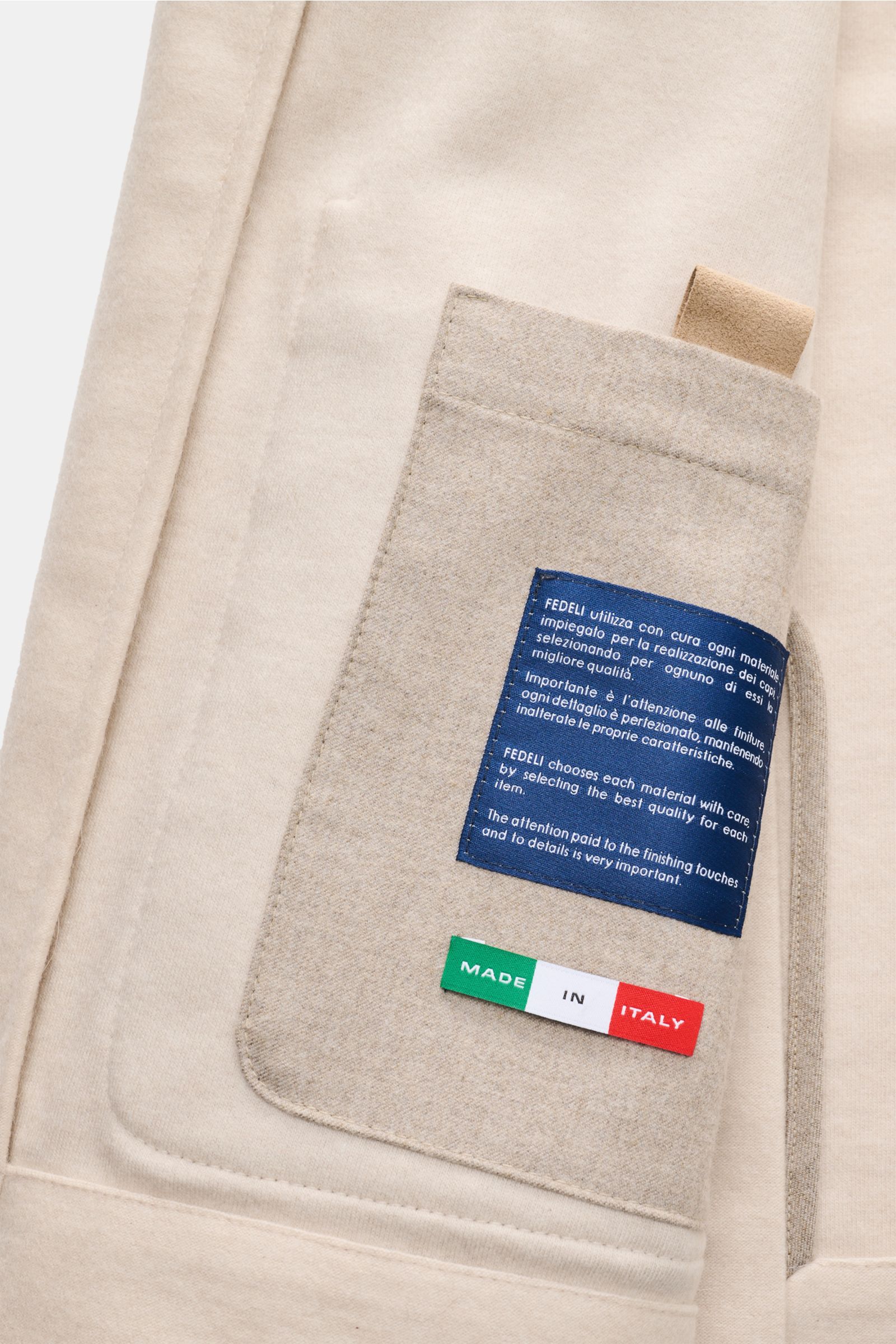 Fedeli Cashmere Flanell-Jacke 'Oxford' sand, Detailaufnahme Innenfach mit Made in Italy Label, weiches reines Cashmere, halb gefüttert.