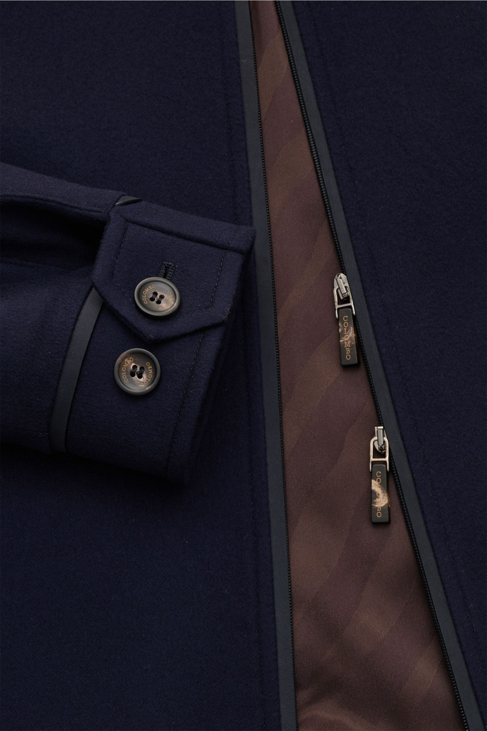 Nahaufnahme der Colombo Jacke navy mit Slim Fit, weichem Wollstoff, zwei-Wege-Reißverschluss, Knopfärmeln und Lederdetails.