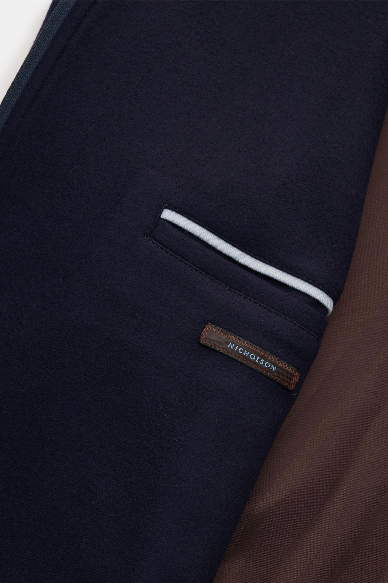 Colombo Jacke navy Nahaufnahme der Innentasche mit Leder-Detail, weichem Wollstoff und braunem Futter, Slim Fit, funktionaler Luxus.
