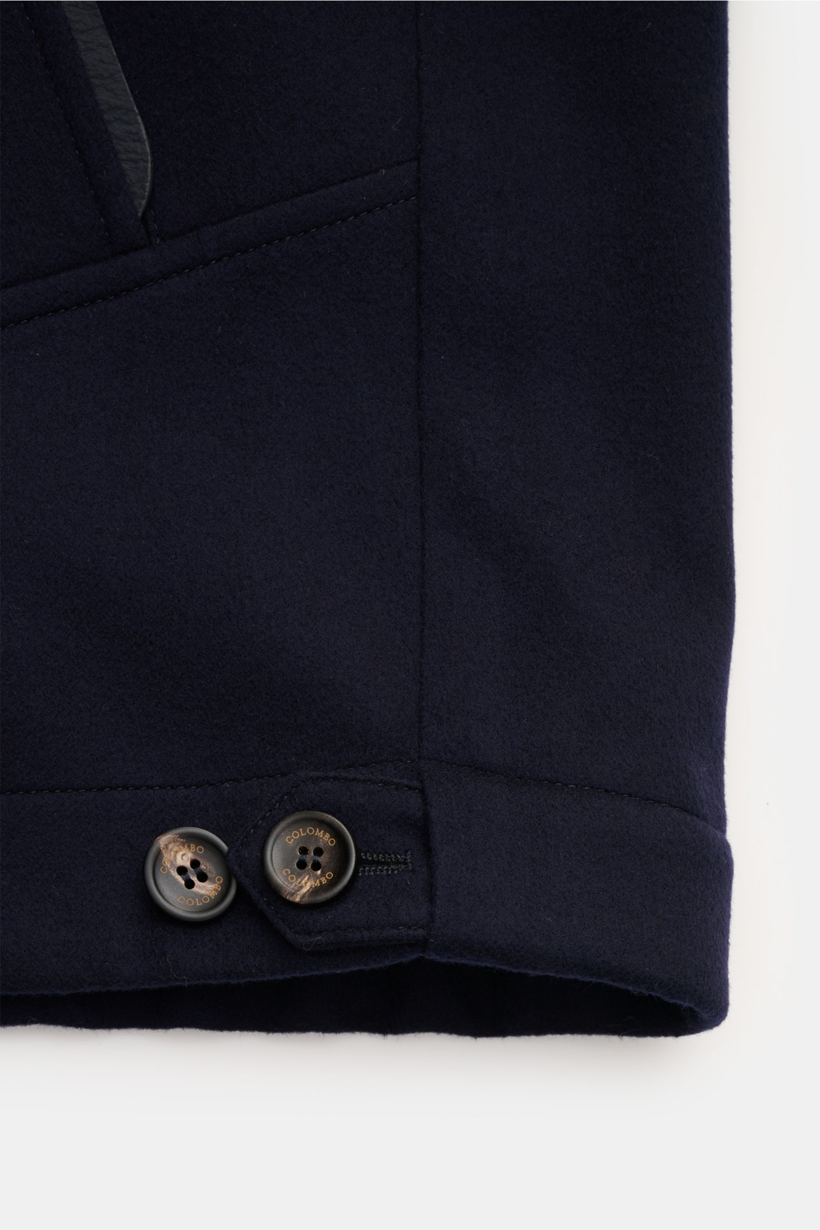 Nahaufnahme des Ärmels der Colombo Jacke navy aus reiner Wolle mit weichem Griff, Knopfverschluss, Slim Fit und Leder-Details.