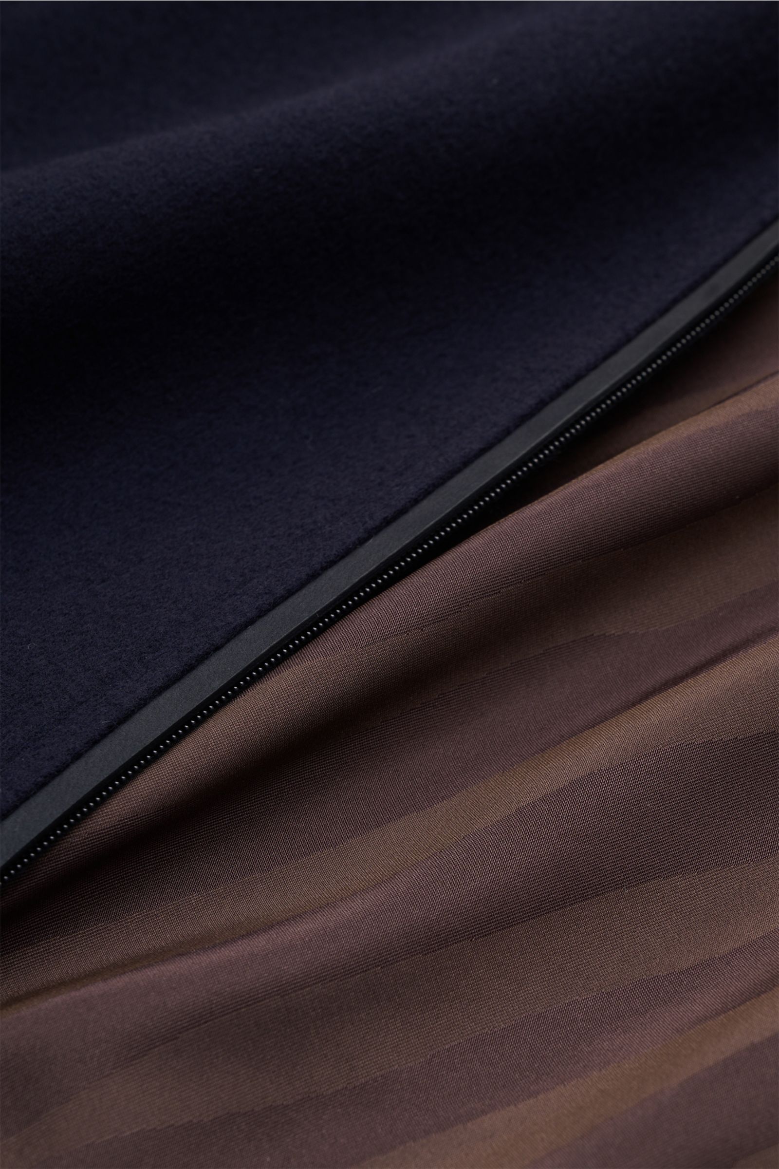 Alt-Tag (124 Zeichen): Nahaufnahme der Colombo Jacke navy mit weichem Wollstoff, Zwei-Wege-Reißverschluss und braunem Innenfutter, Slim Fit.