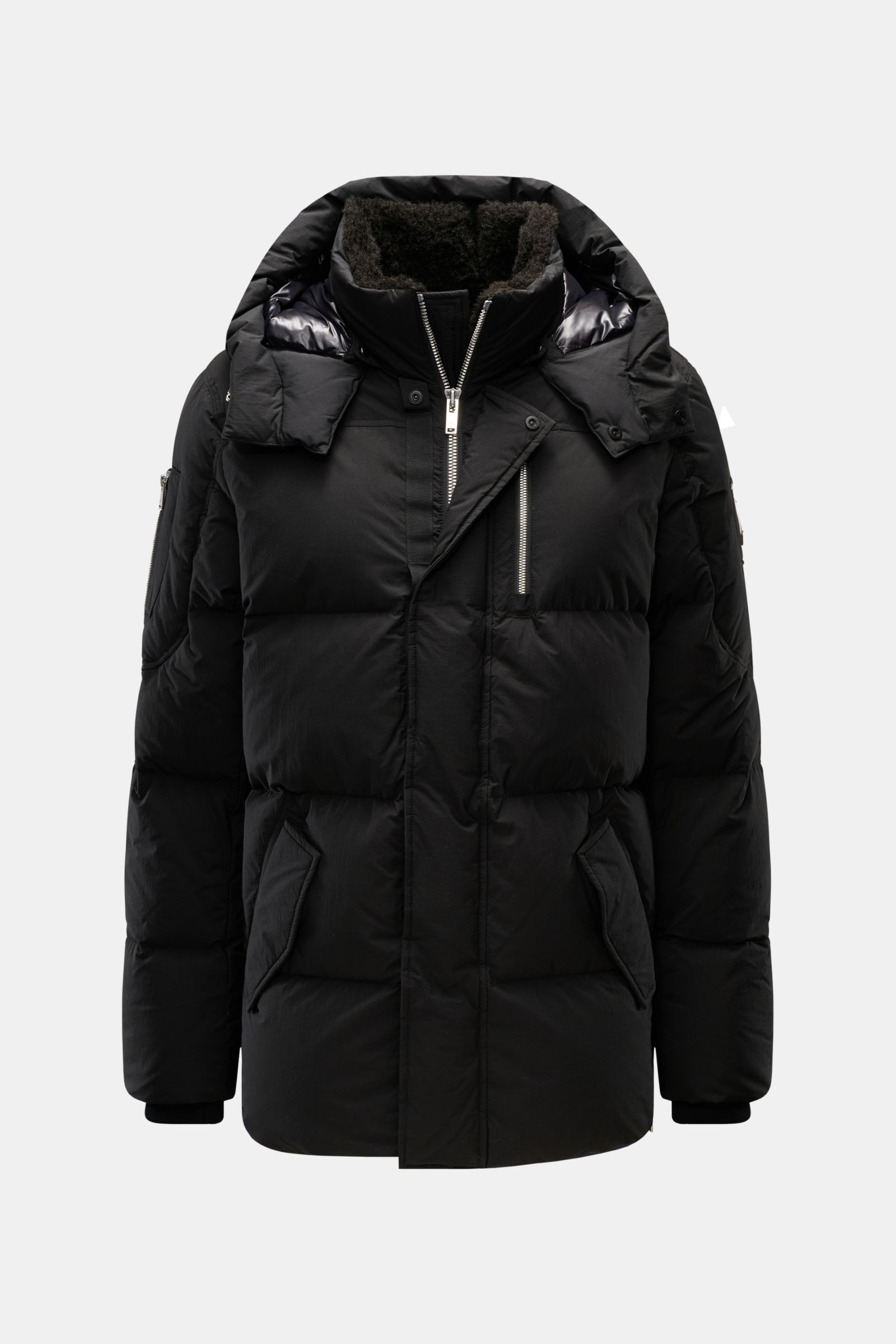 Front view of Moose Knuckles Daunenjacke 'Everest 3Q' schwarz, black down jacket with removable hood, fur collar, two-way zipper, angled flap pockets, zippered sleeve pocket, and metal logo.