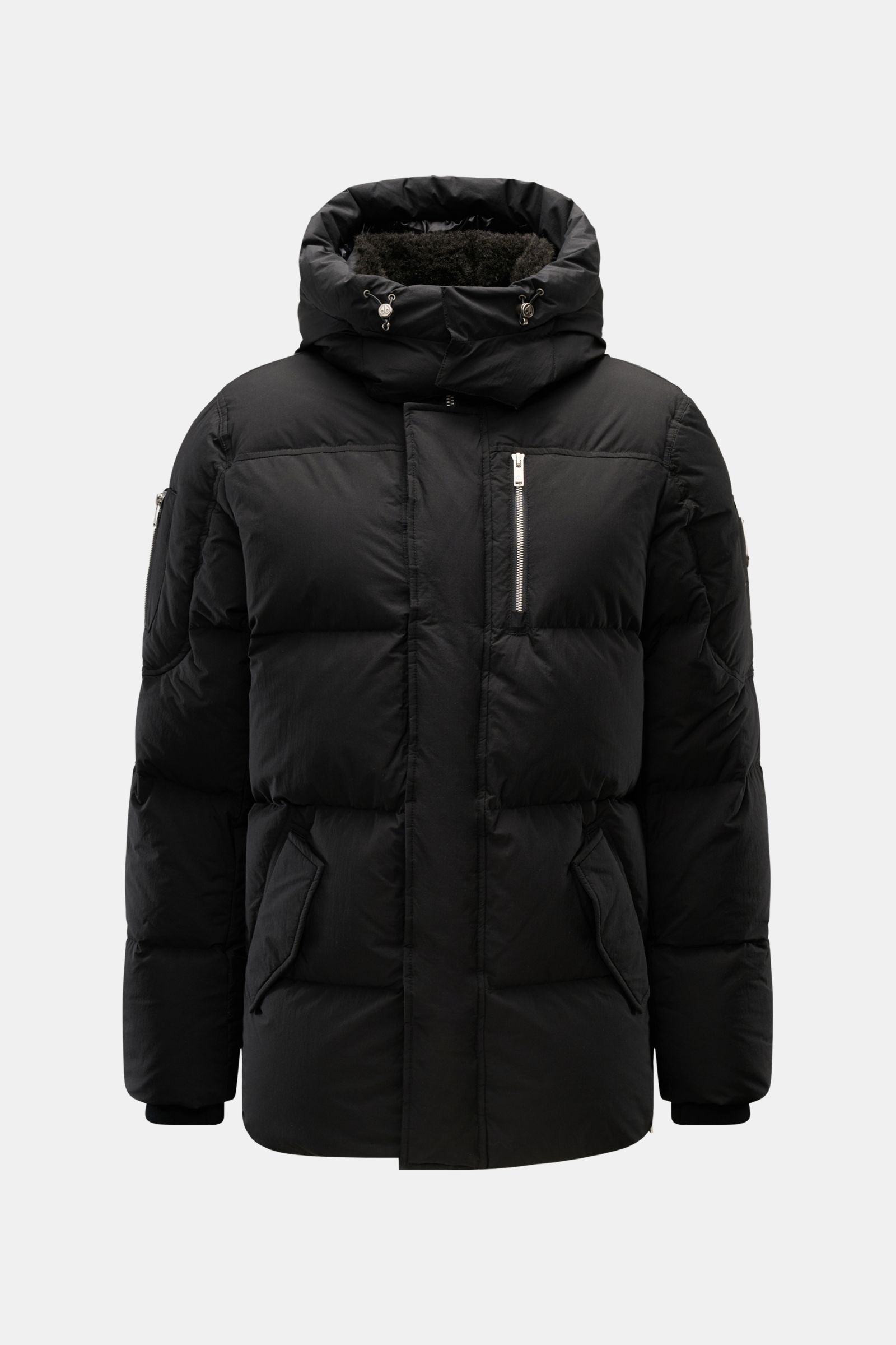Front view of Moose Knuckles Daunenjacke 'Everest 3Q' schwarz, a black down jacket with a mix of cotton and microfiber, wind- and water-resistant, featuring a fur-trimmed stand-up collar, removable hood with drawstring, angled welt pockets, zippered sleev
