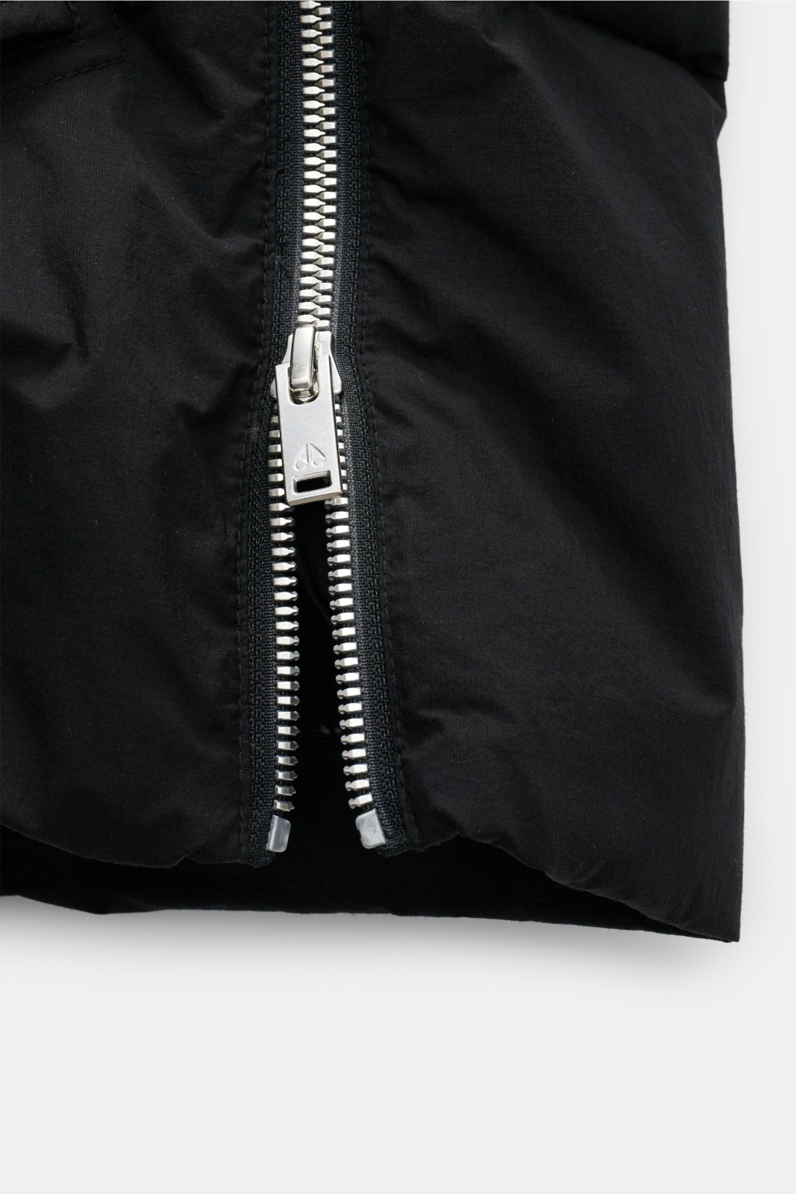 Close-up front view of the silver two-way zipper on the Moose Knuckles Daunenjacke 'Everest 3Q' schwarz black down jacket hem, showing wind- and water-resistant cotton-microfiber fabric with warming down filling.

Höchster Komfort bei jeder Temperatur: