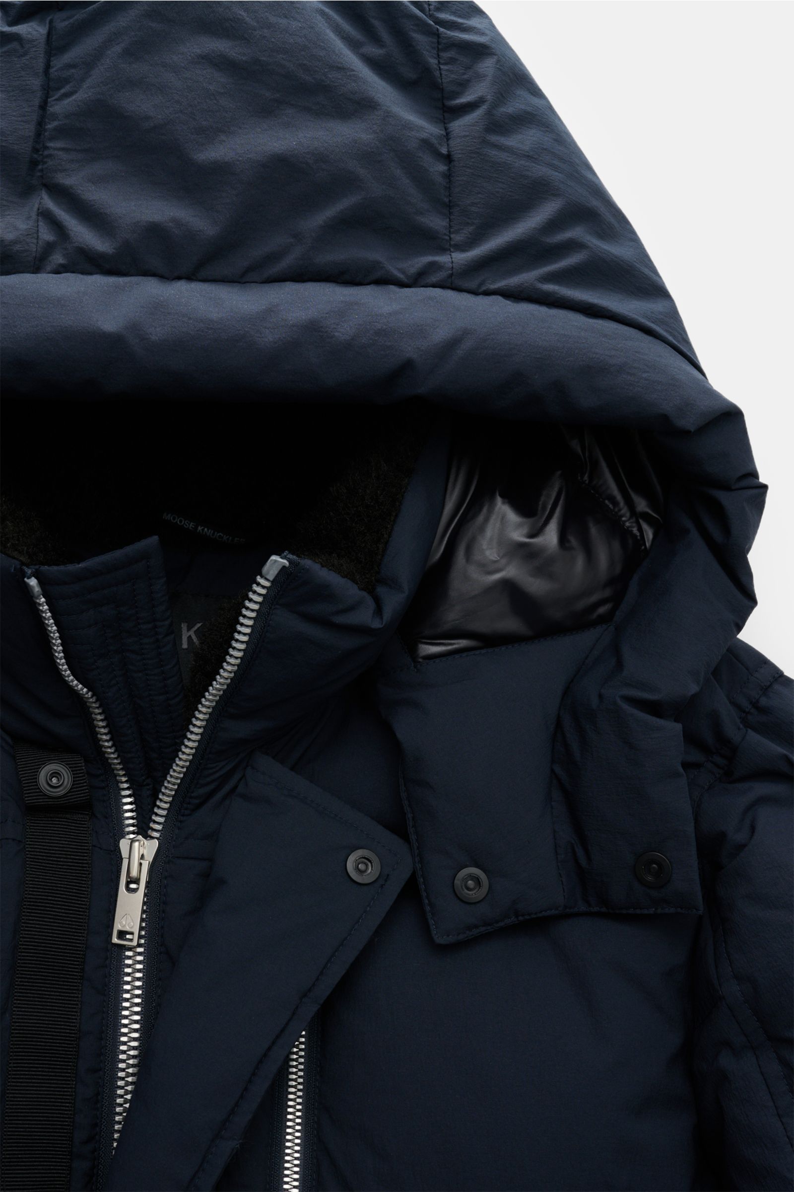 Moose Knuckles Daunenjacke 'Everest 3Q' navy, Nahaufnahme von oben, Kapuze mit Fellbesatz, Zwei-Wege-Reißverschluss, wind- und wasserabweisend, wärmende Daunenfüllung, Regular Fit, abnehmbare Kapuze, schräge Leistentaschen, Metall-Logo am Ärmel, komfortab