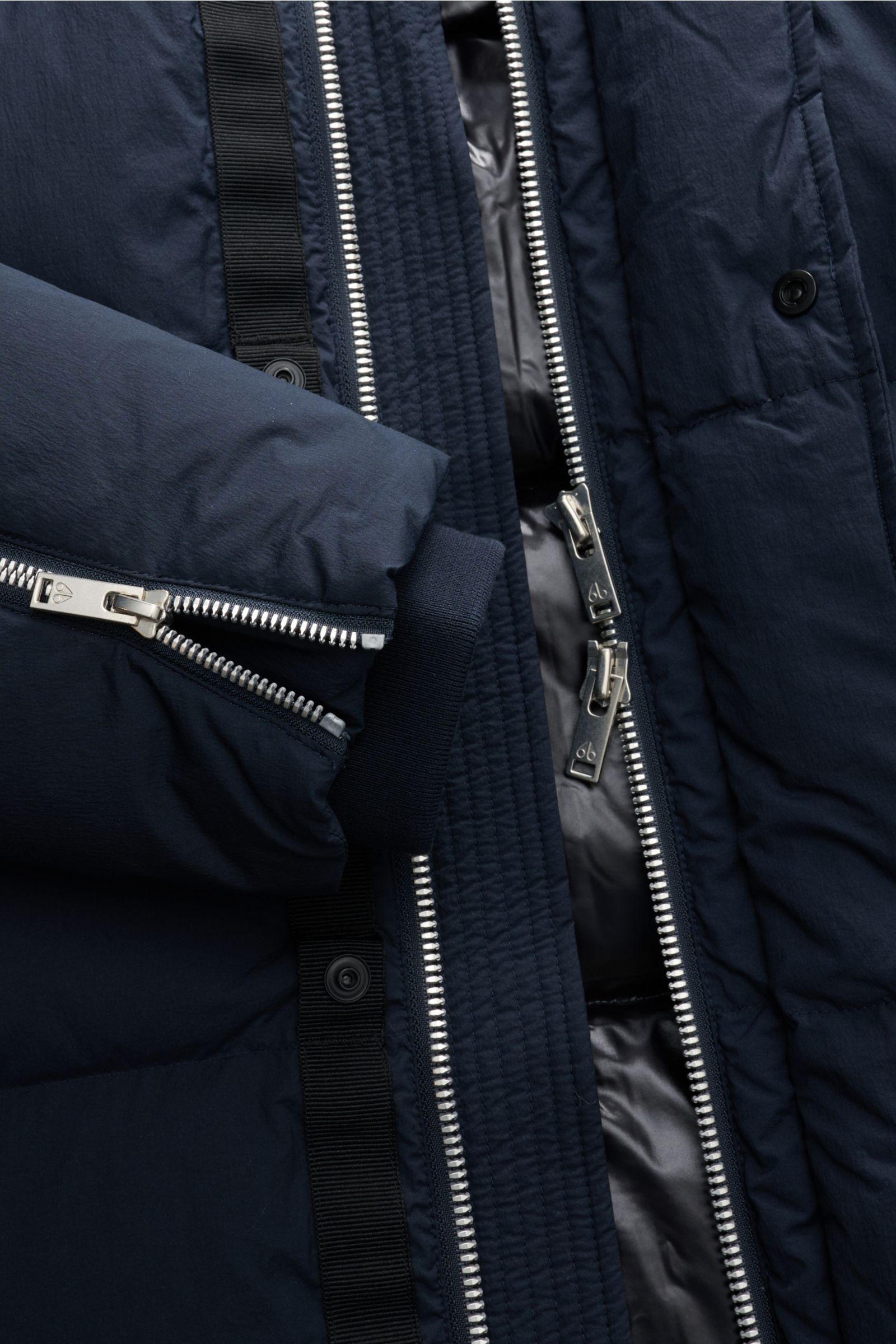 Nahaufnahme der Moose Knuckles Daunenjacke 'Everest 3Q' navy von vorne mit offenem Zwei-Wege-Reißverschluss, windabweisendem Material und Rippbündchen.