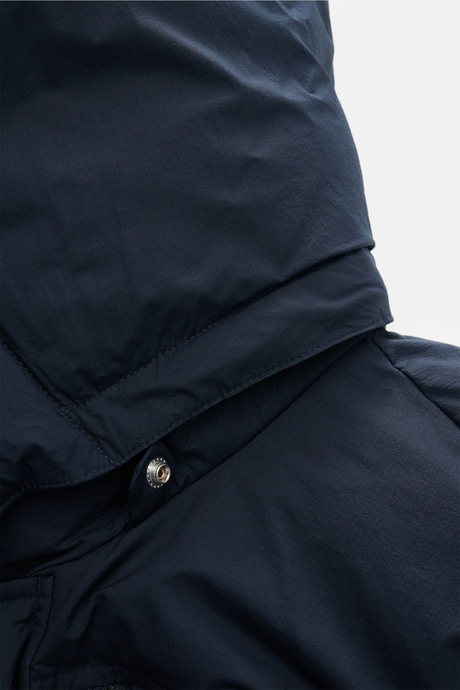 Moose Knuckles Daunenjacke 'Everest 3Q' navy in Nahaufnahme von oben, wind- und wasserabweisend mit Stehkragen und abnehmbarer Kapuze.