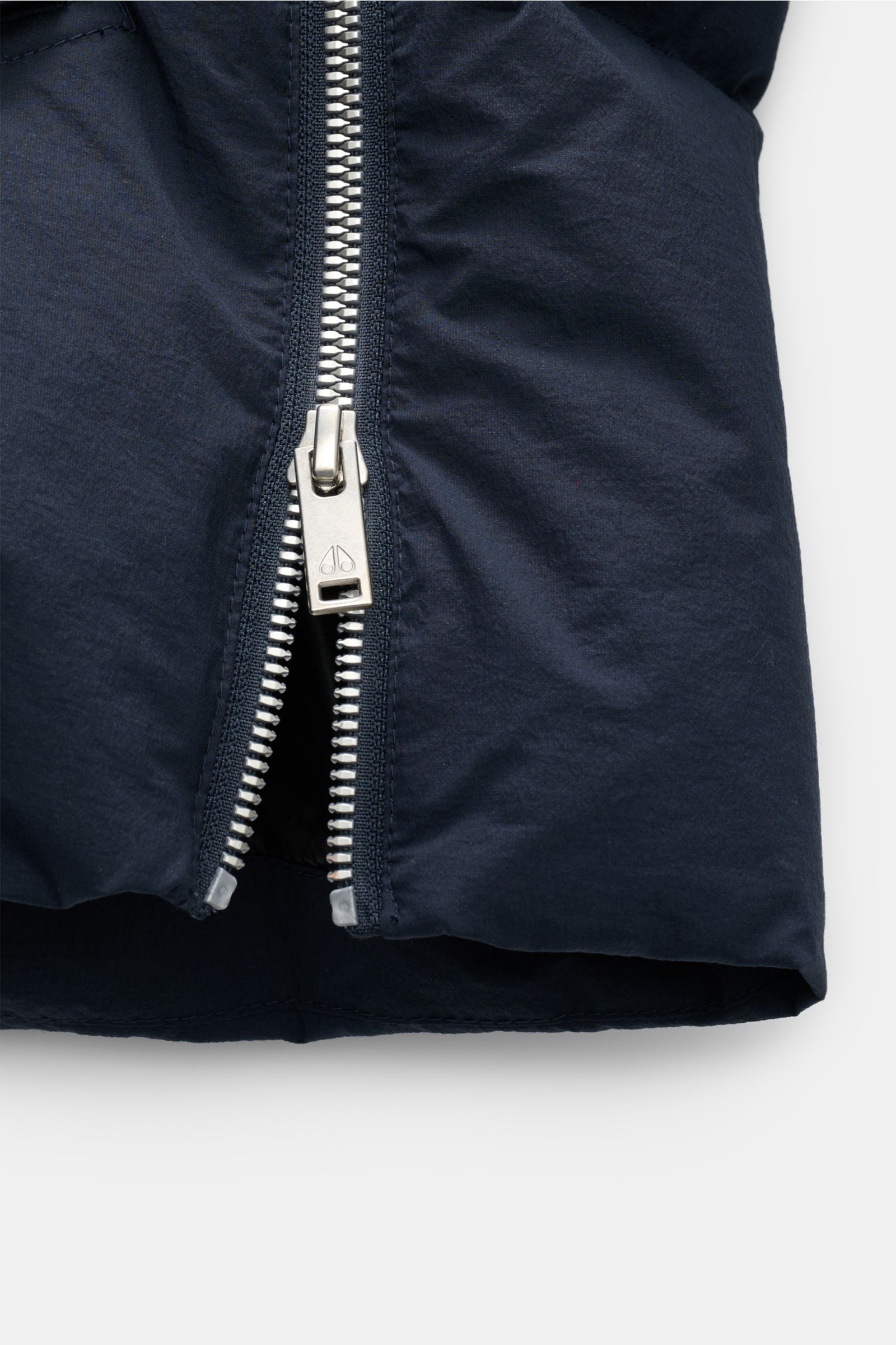 Moose Knuckles Daunenjacke 'Everest 3Q' navy, Nahaufnahme von unten auf den silbernen Zwei-Wege-Reißverschluss, wind- und wasserabweisend, mit Daunenfüllung für Wärme bis -20°C.