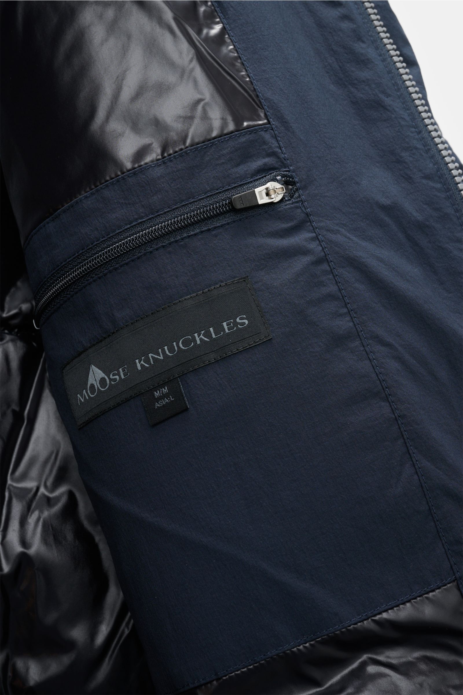 Moose Knuckles Daunenjacke 'Everest 3Q' navy, Detailansicht Innenfutter mit Reißverschlusstasche, windabweisend, leichte Daunenfüllung.