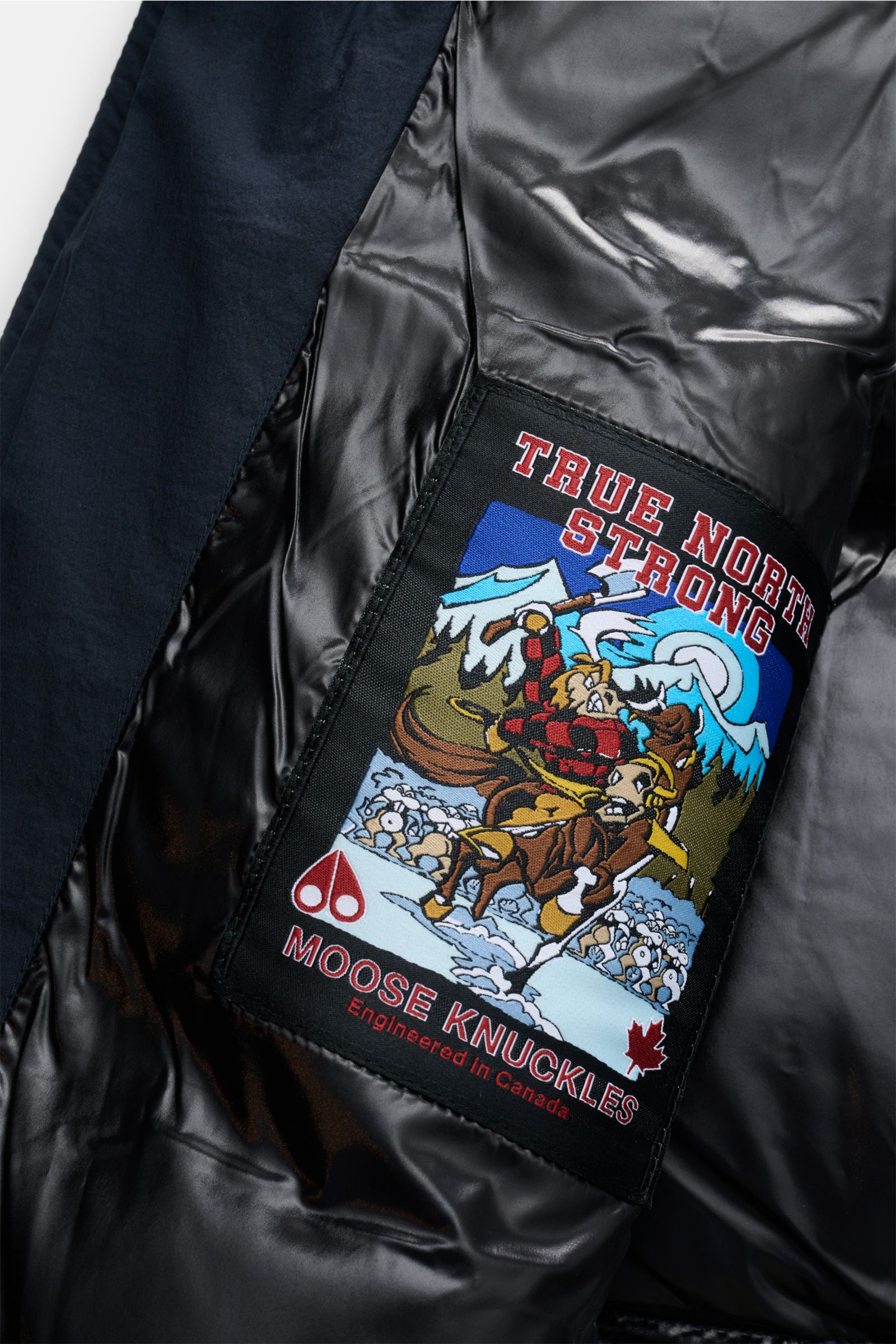 Moose Knuckles Daunenjacke 'Everest 3Q' navy, Innenansicht des glänzenden Futters mit farbigem Patch, wärmend, wind- und wasserabweisend.