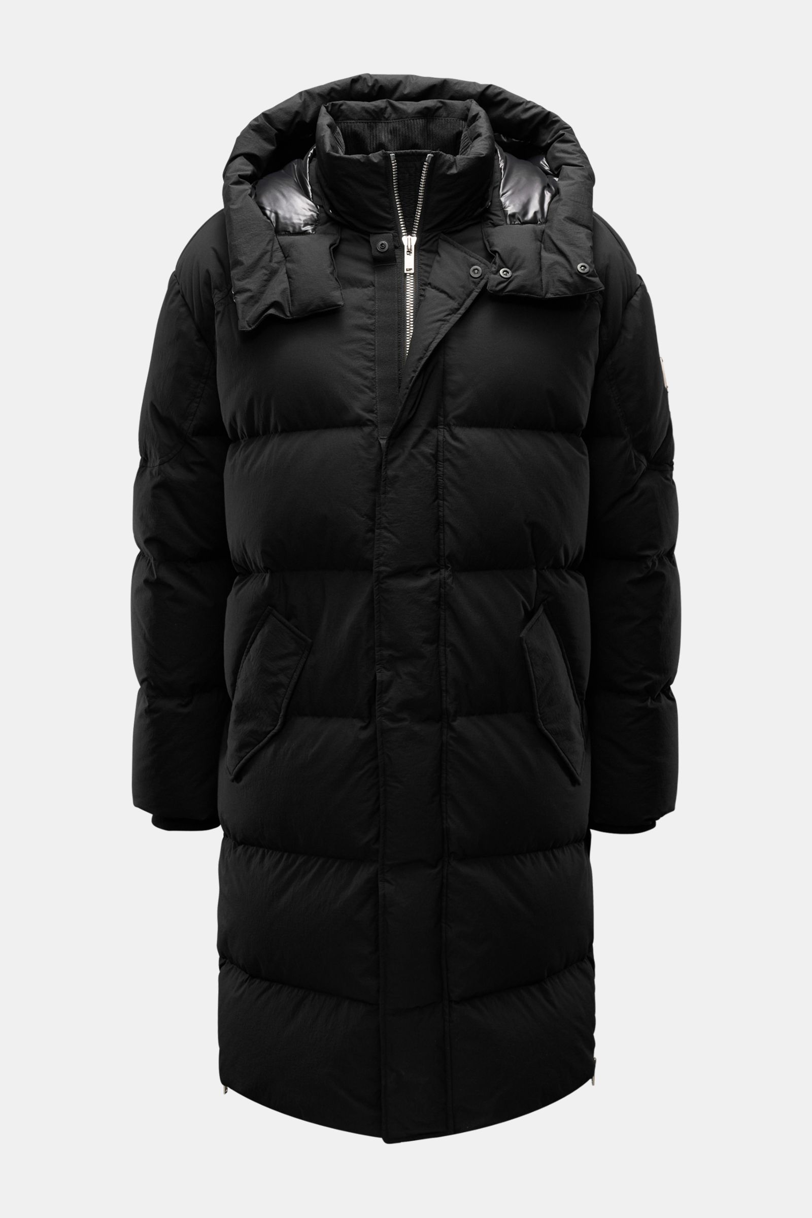 Moose Knuckles Daunenmantel 'Everest Long Puffer' schwarz, frontale Ansicht, gesteppter Mantel aus wind- und wasserabweisender Microfaser mit abnehmbarer Kapuze und wärmender Daunenfüllung.