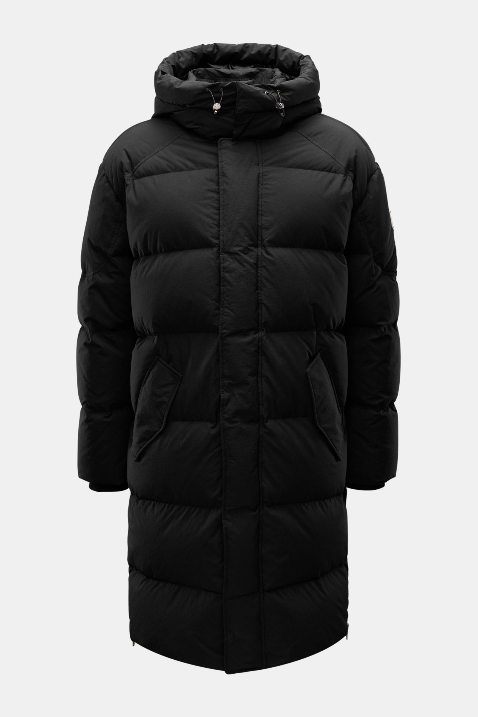 Moose Knuckles Daunenmantel 'Everest Long Puffer' schwarz, frontale Nahaufnahme, gesteppter, wind- und wasserabweisender Mantel mit Kapuze, wärmender Daunenfüllung, Regular Fit.