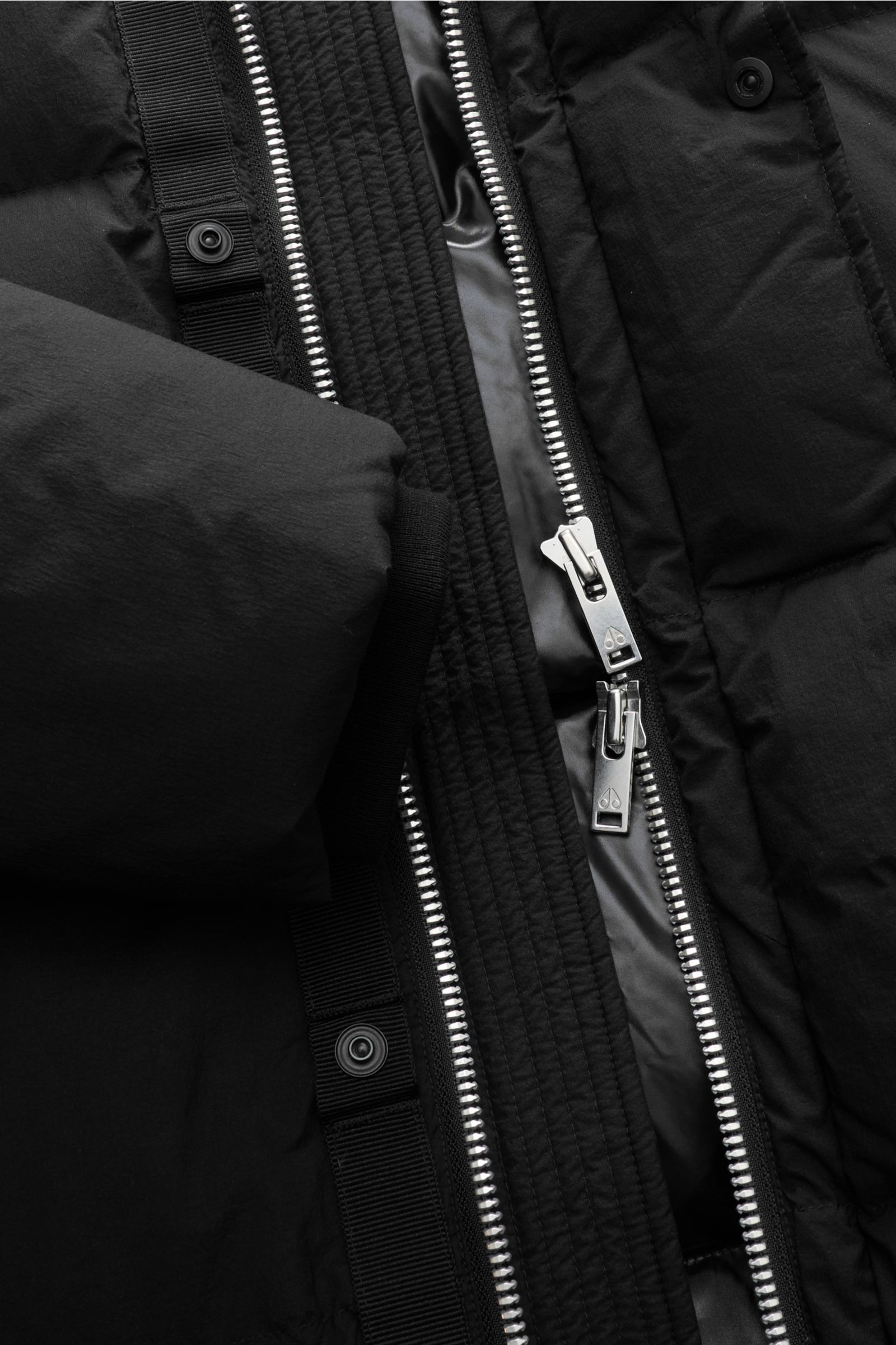 Moose Knuckles Daunenmantel 'Everest Long Puffer' schwarz, Detailansicht Reißverschluss, wind- und wasserabweisend, gesteppte Microfaser, Daunenfüllung, Regular Fit.