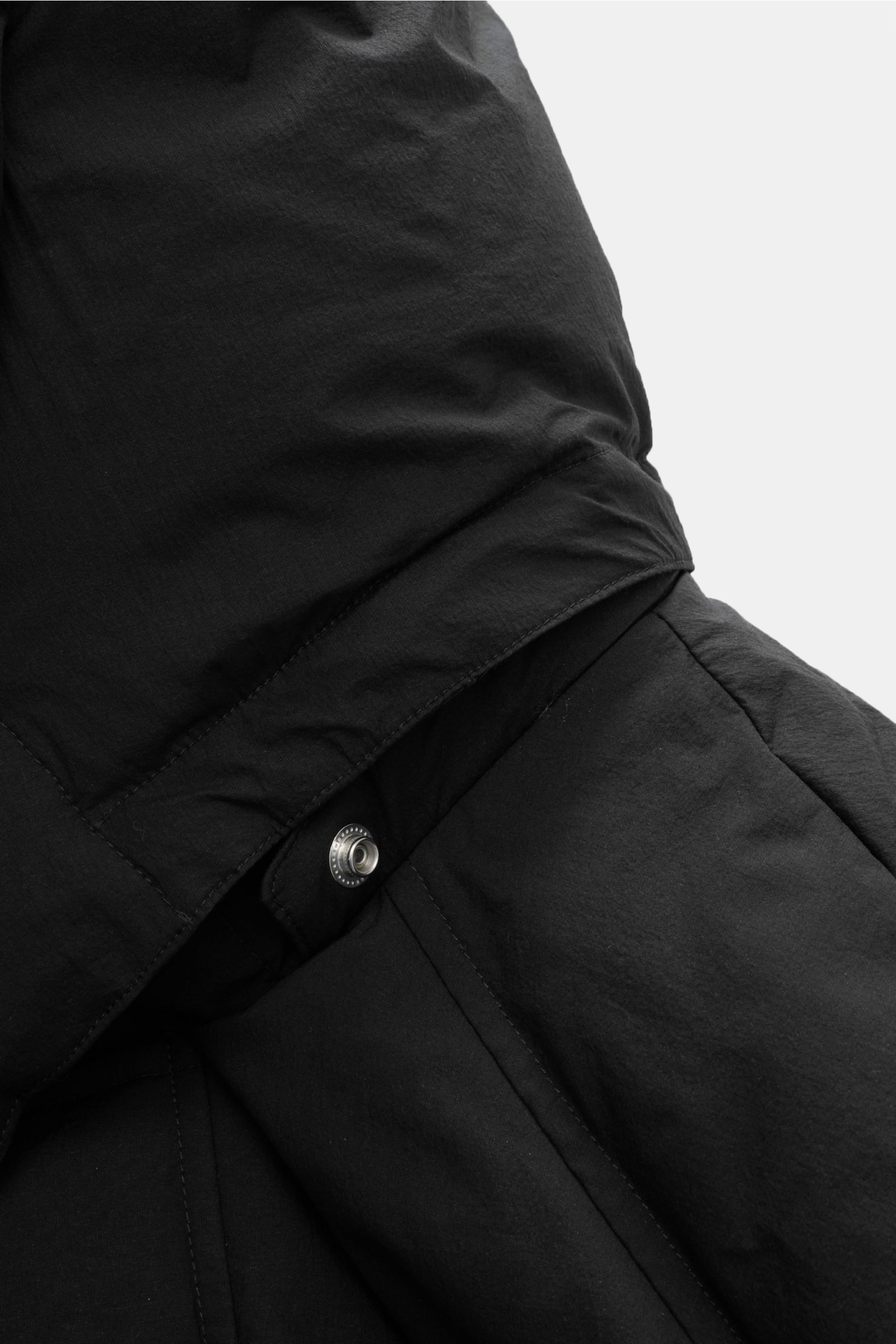 Moose Knuckles Daunenmantel 'Everest Long Puffer' schwarz, Detailaufnahme der abnehmbaren Kapuze und hochwertiger Microfaser, wind- und wasserabweisend.