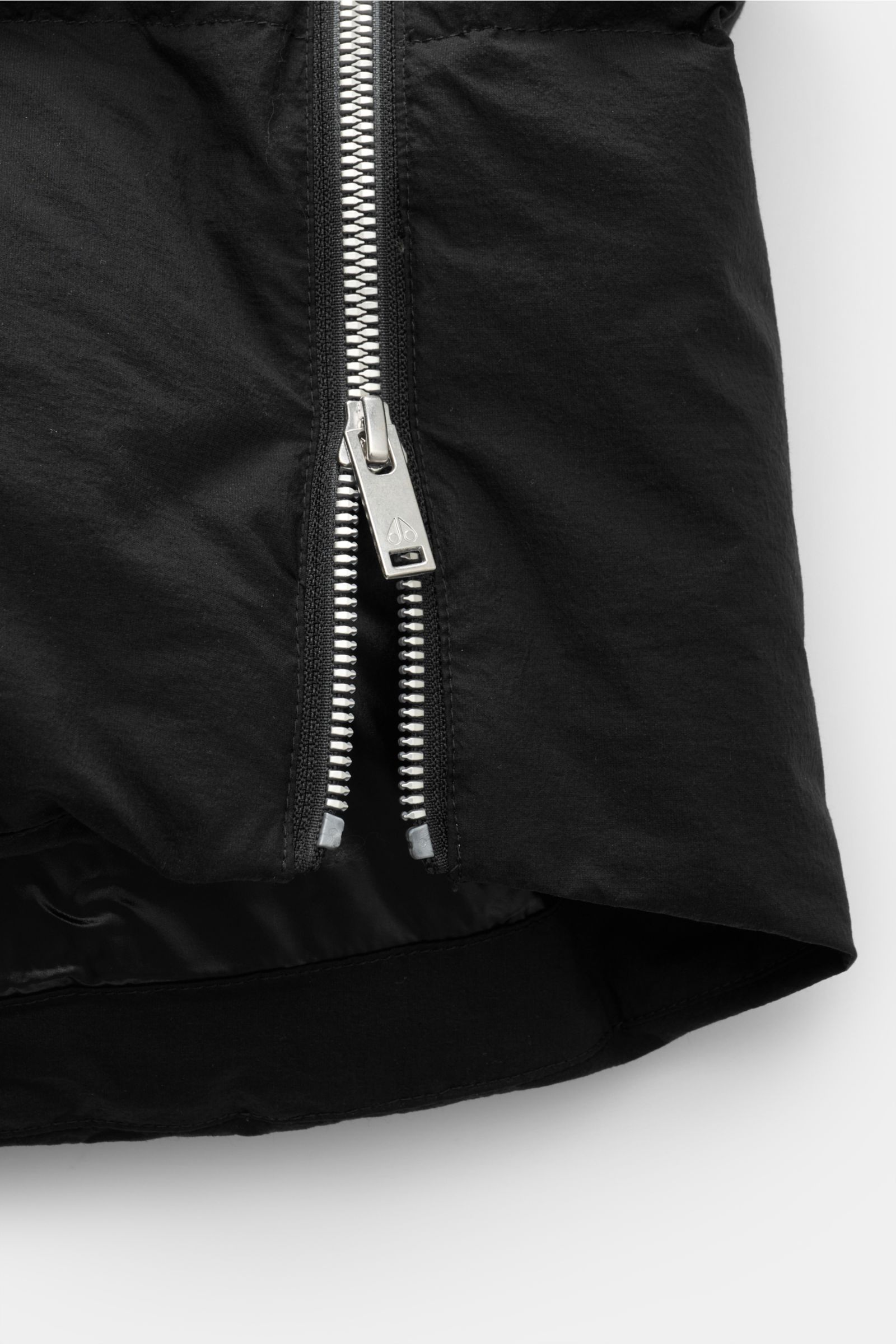 Moose Knuckles Daunenmantel 'Everest Long Puffer' schwarz, Detailansicht des Reißverschlusses und Saum, wind- und wasserabweisend.