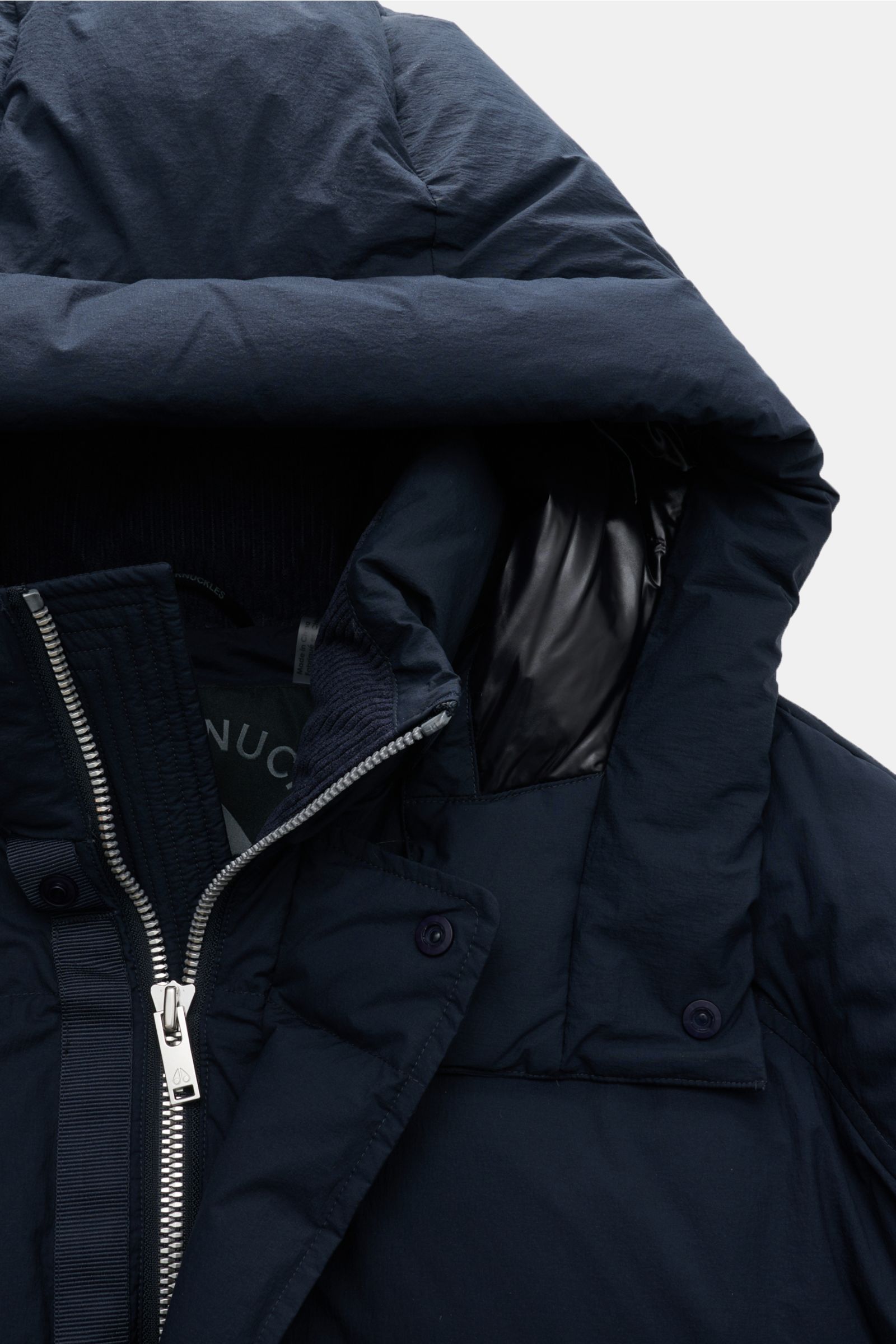 Moose Knuckles Daunenmantel 'Everest Long Puffer' navy, Detailaufnahme von Kapuze, Reißverschluss, Stehkragen, wind- und wasserabweisend, Daunenfüllung.