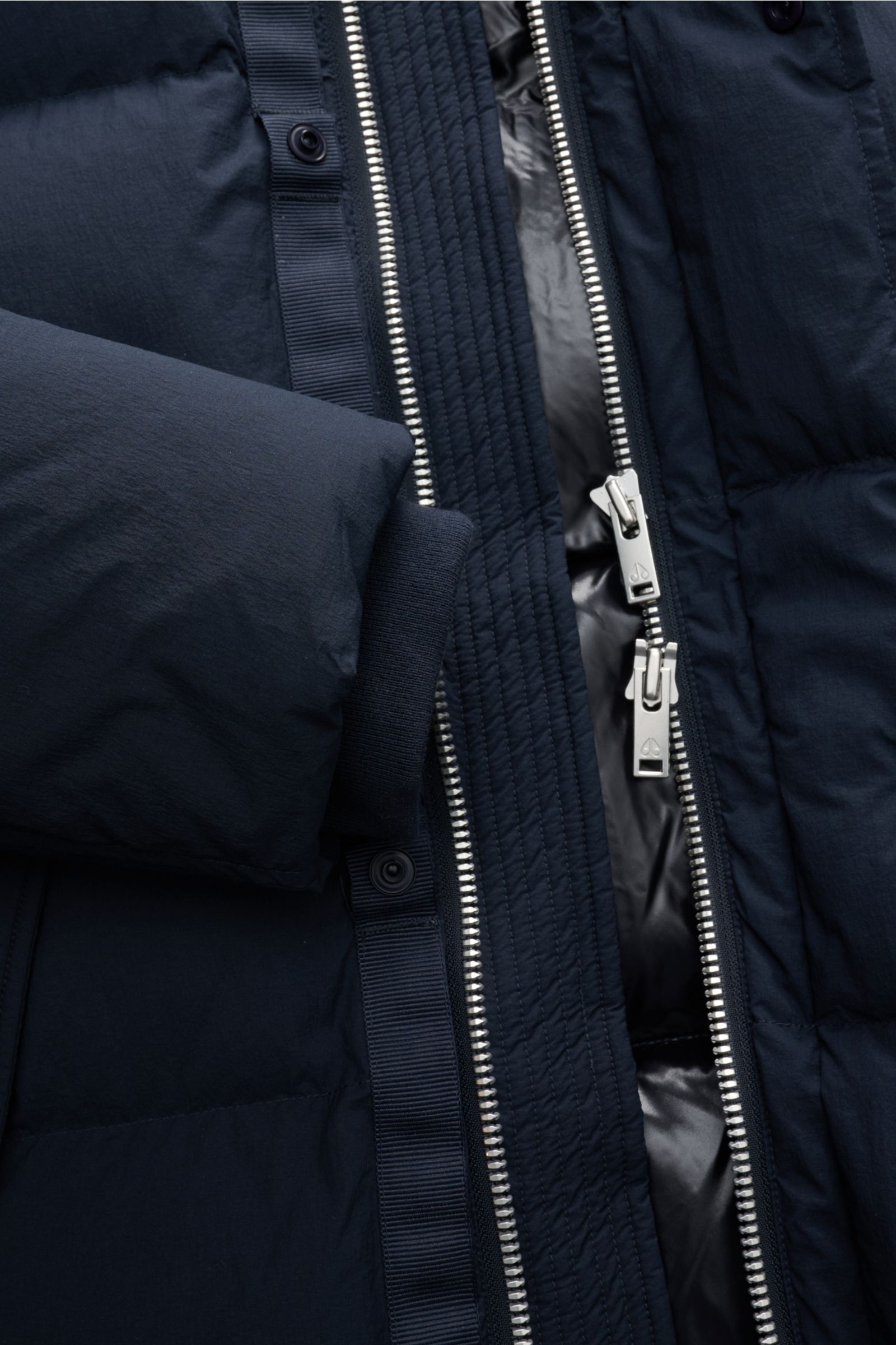 Moose Knuckles Daunenmantel 'Everest Long Puffer' navy Detailaufnahme von innen mit Reißverschluss, Daunenfüllung, Microfaser, elastischem Ärmelbündchen.