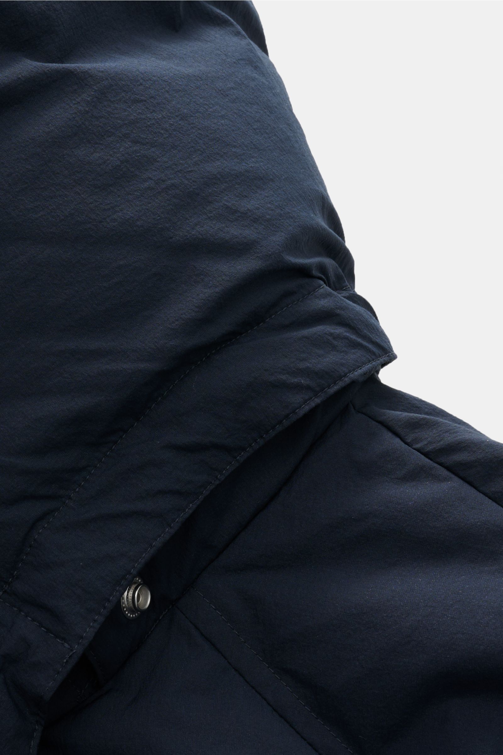 Moose Knuckles Daunenmantel 'Everest Long Puffer' navy, Detailaufnahme Kapuze und Schulter, wind- und wasserabweisend, Daunenfüllung.