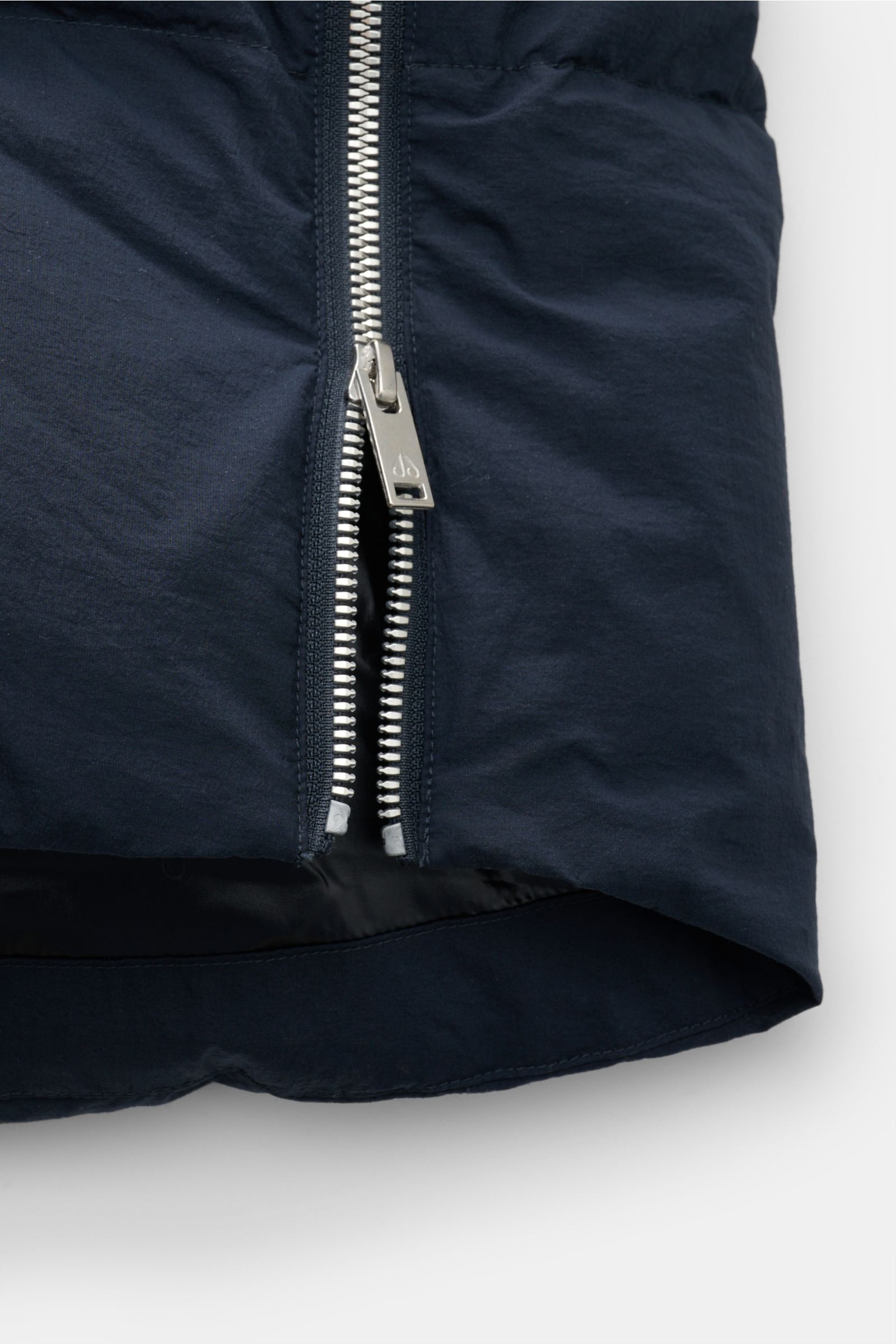 Moose Knuckles Daunenmantel 'Everest Long Puffer' navy, Detailansicht des halb geöffneten Reißverschlusses am Saum aus wind- und wasserabweisender Microfaser.