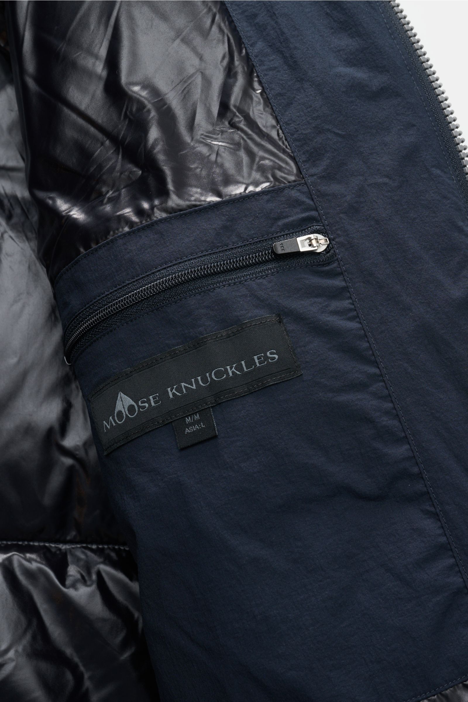 Moose Knuckles Daunenmantel 'Everest Long Puffer' navy, Detailansicht Innenfutter mit Reißverschluss-Innentasche, wind- und wasserabweisend.