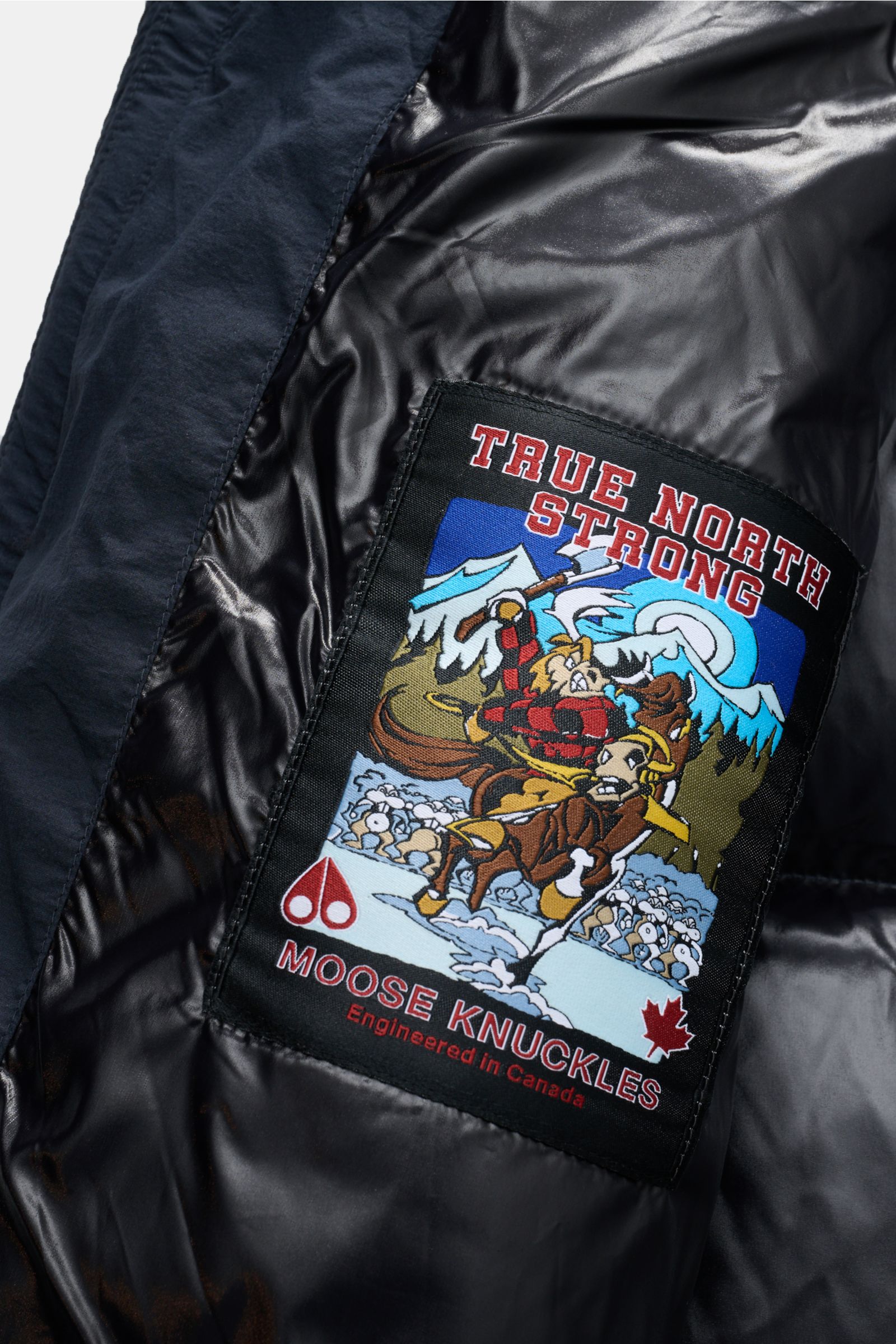 Moose Knuckles Daunenmantel 'Everest Long Puffer' navy, Detailansicht Innenfutter mit Logo, wind- und wasserabweisend, Daunenfüllung, Microfaser.