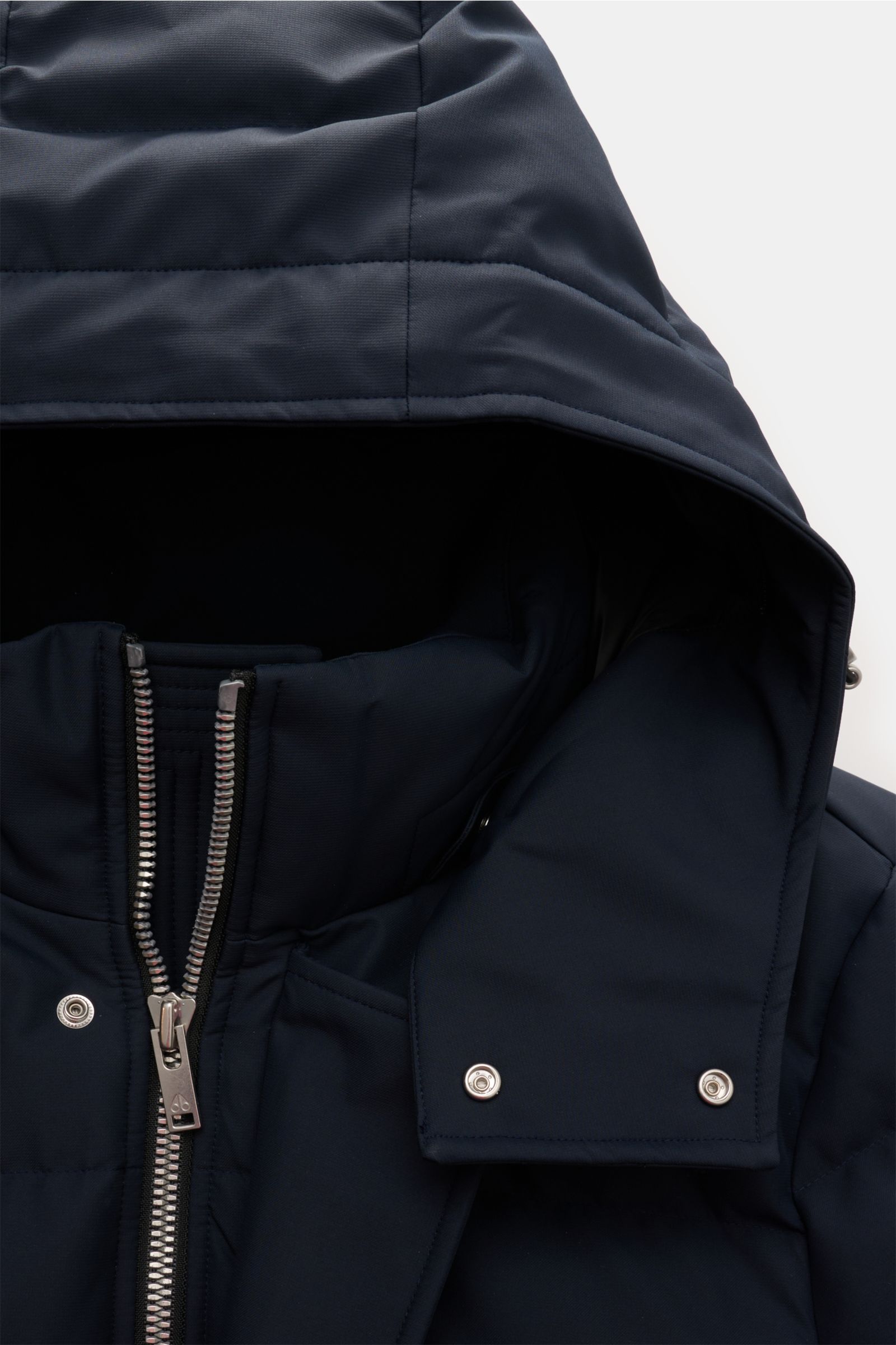 Moose Knuckles Daunenjacke 'Cloud 3Q' navy, Nahaufnahme von oben, mit abnehmbarer Kapuze, Zwei-Wege-Reißverschluss und windabweisendem Microfaserstoff.