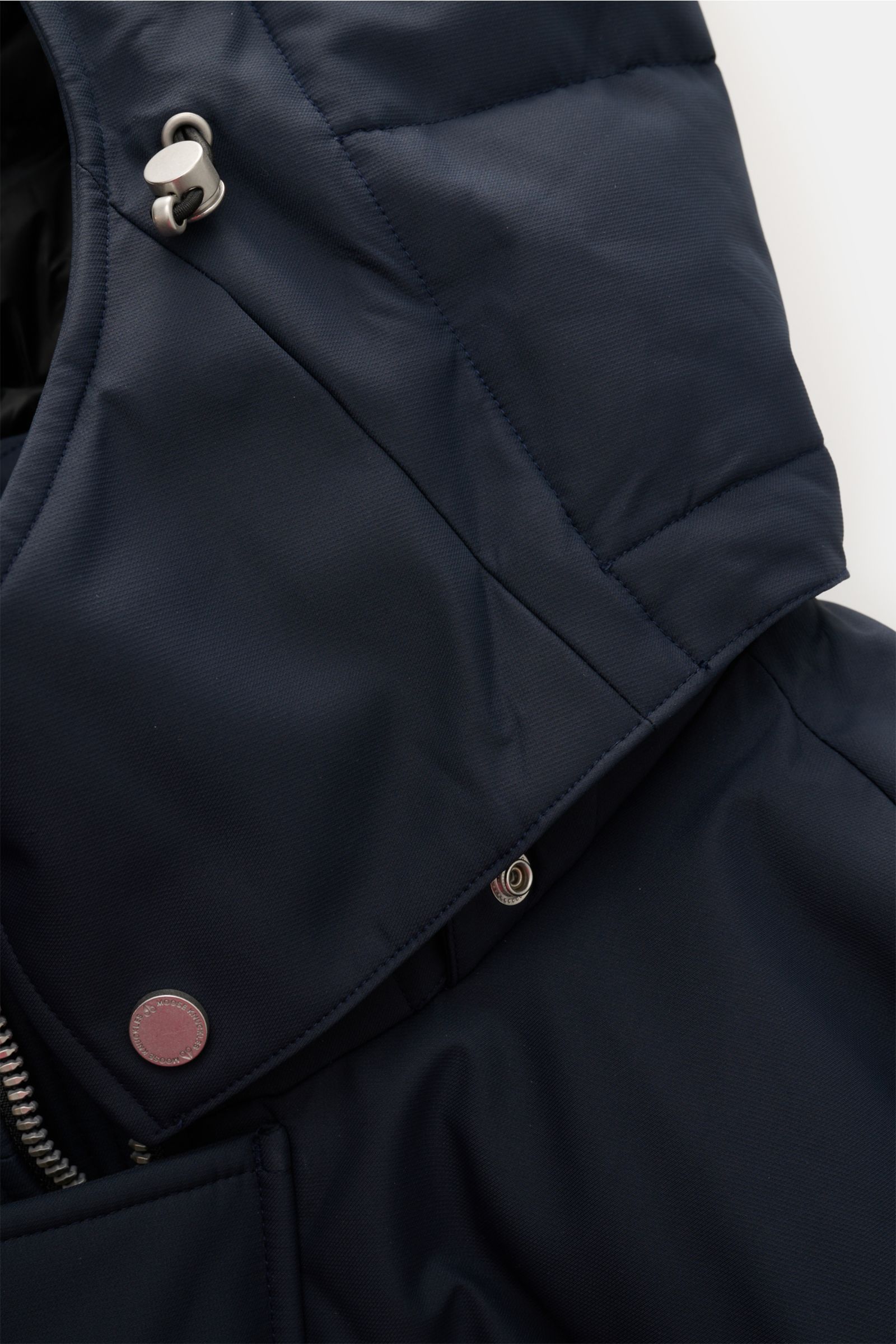 Moose Knuckles Daunenjacke 'Cloud 3Q' navy, Nahaufnahme Kapuze mit Metall-Logo, wind- und wasserabweisend, Microfaser, Slim Fit.