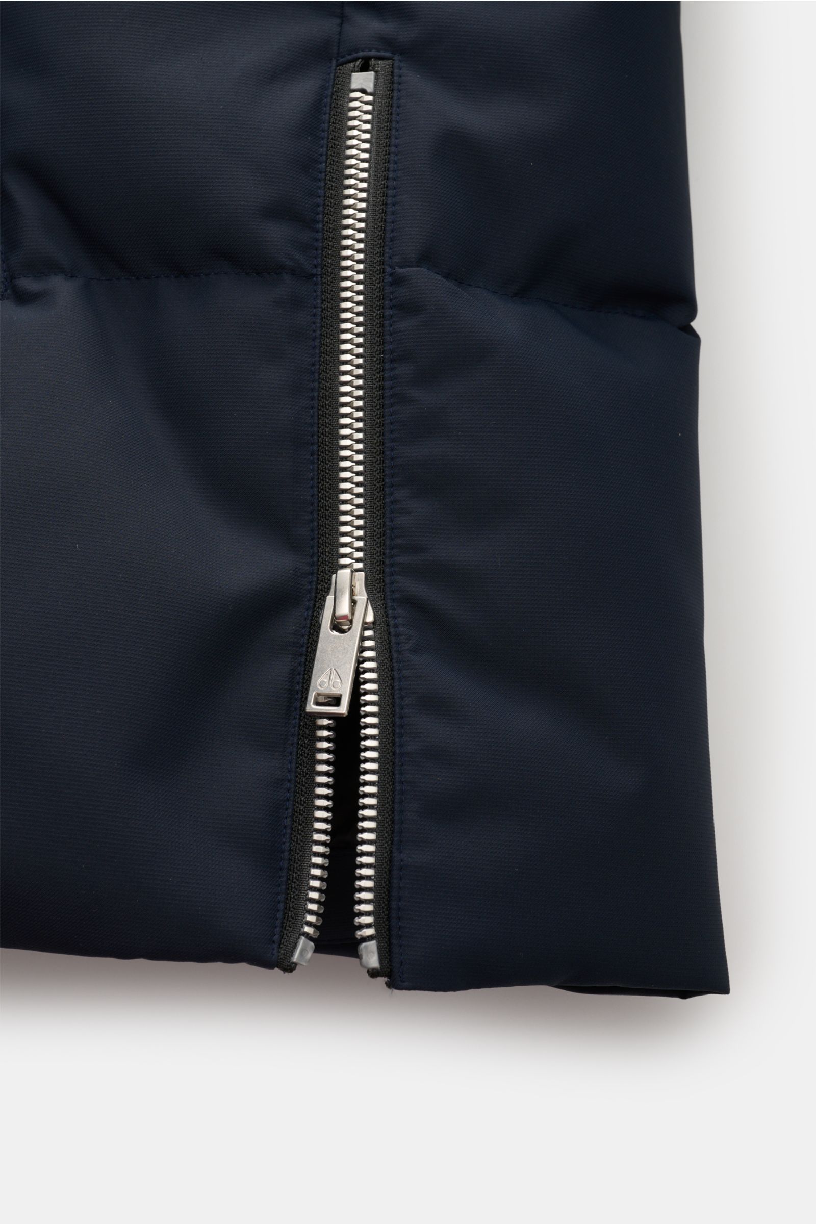 Nahaufnahme der zwei-Wege-Reißverschluss-Detailansicht der Moose Knuckles Daunenjacke 'Cloud 3Q' navy aus hochwertiger Microfaser, wind- und wasserabweisend.