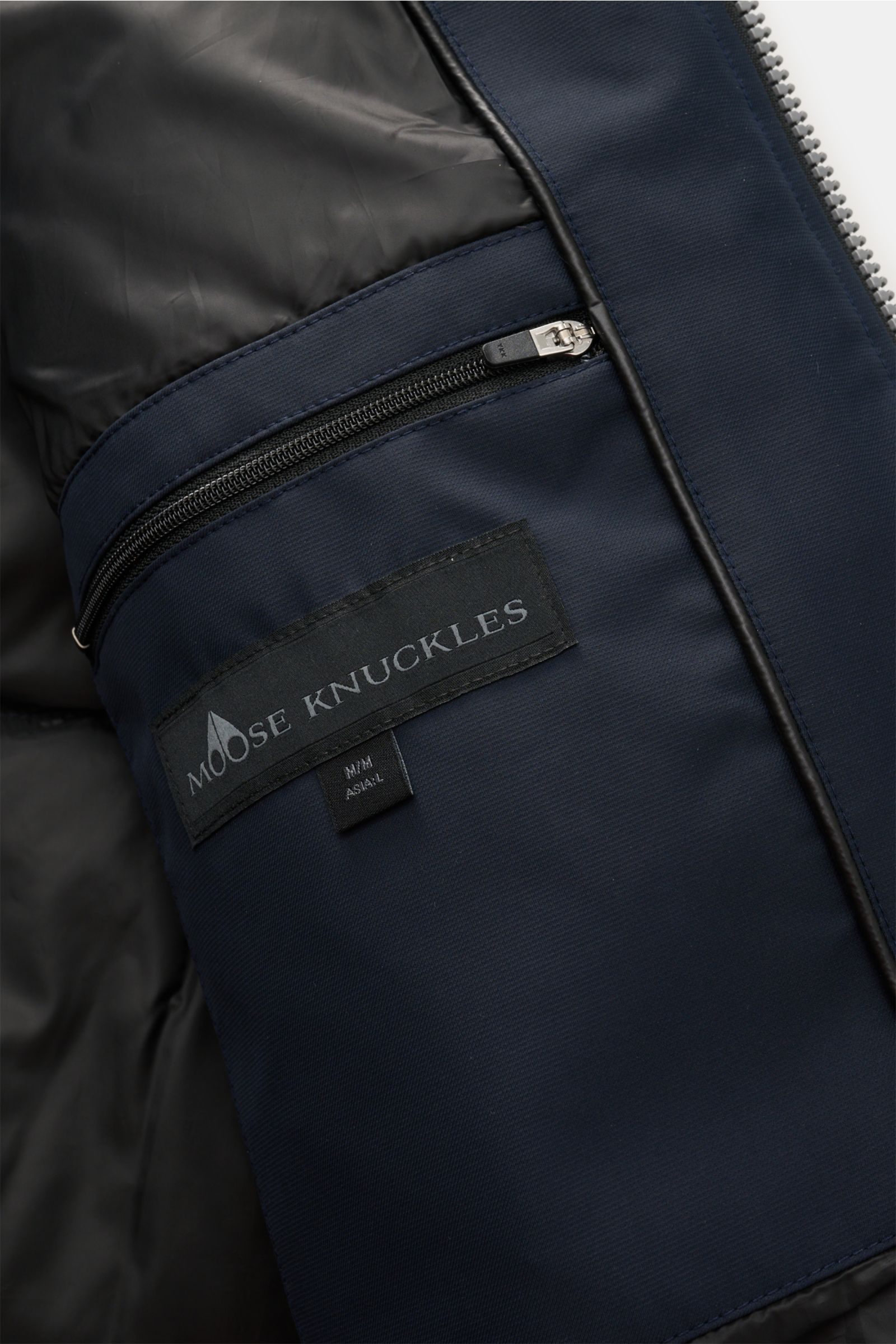 Innenansicht der Moose Knuckles Daunenjacke 'Cloud 3Q' navy mit Reißverschluss-Innentasche, hochwertiger Microfaser und wärmender Daunenfüllung.