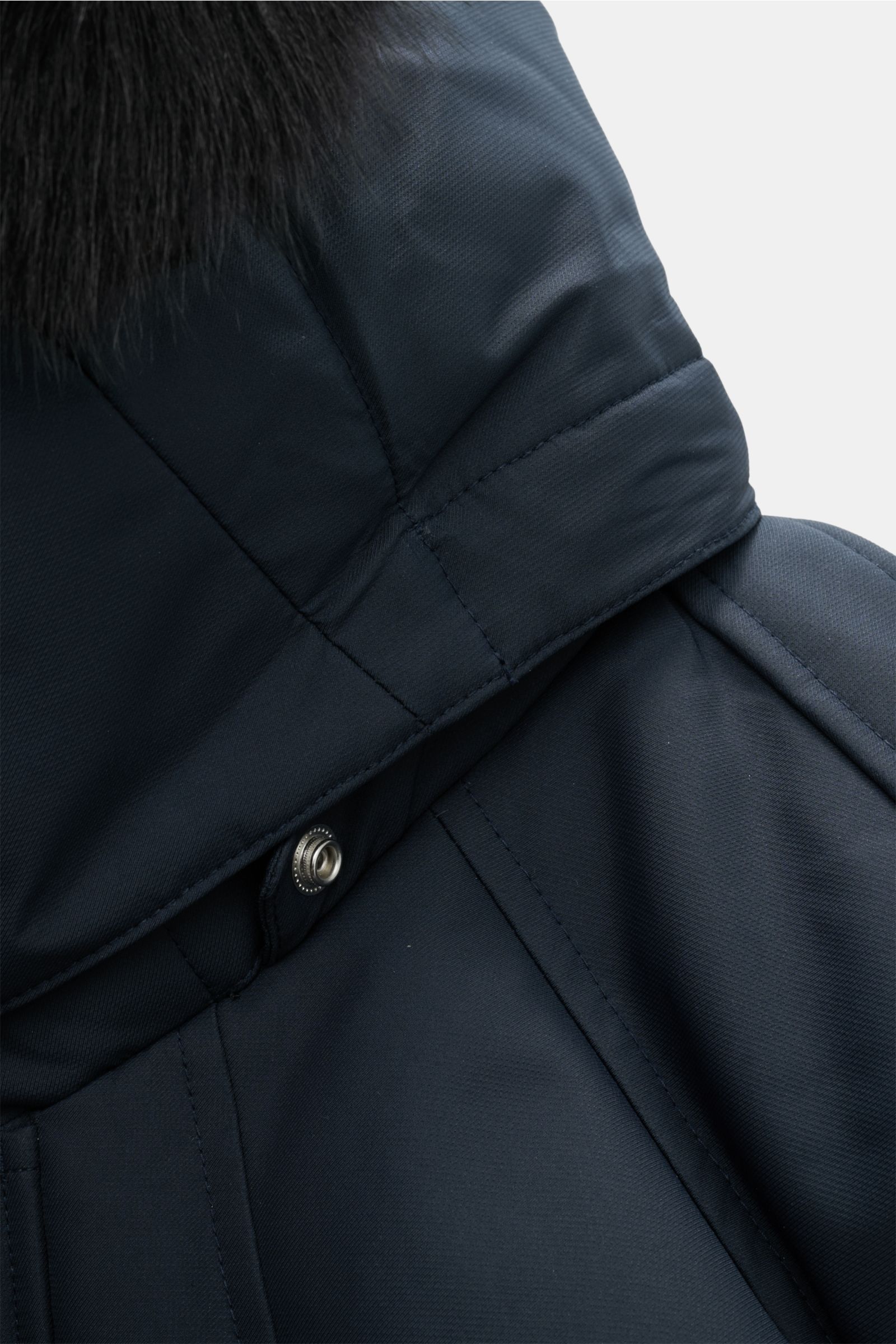 Close-up angled view of the Moose Knuckles Down parka 'Cloud parka Neoshear' navy, showcasing high-quality microfibre, smooth feel, and detachable shearling trim.

With the 'Cloud' series, MOOSE KNUCKLES presents reinterpretations of its classics that 