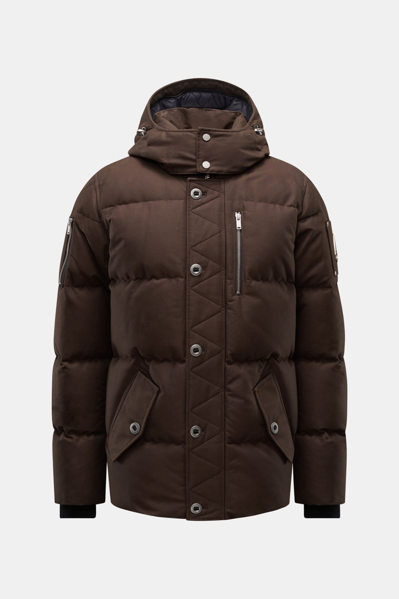 Front view of Moose Knuckles Down jacket 'Original 3q Neoshear' dark brown, slim fit with detachable hood, multiple pockets, and storm flap.

Effortlessly protects against even extreme cold: With its high-quality 90/10 down lining, this MOOSE KNUCKLES 