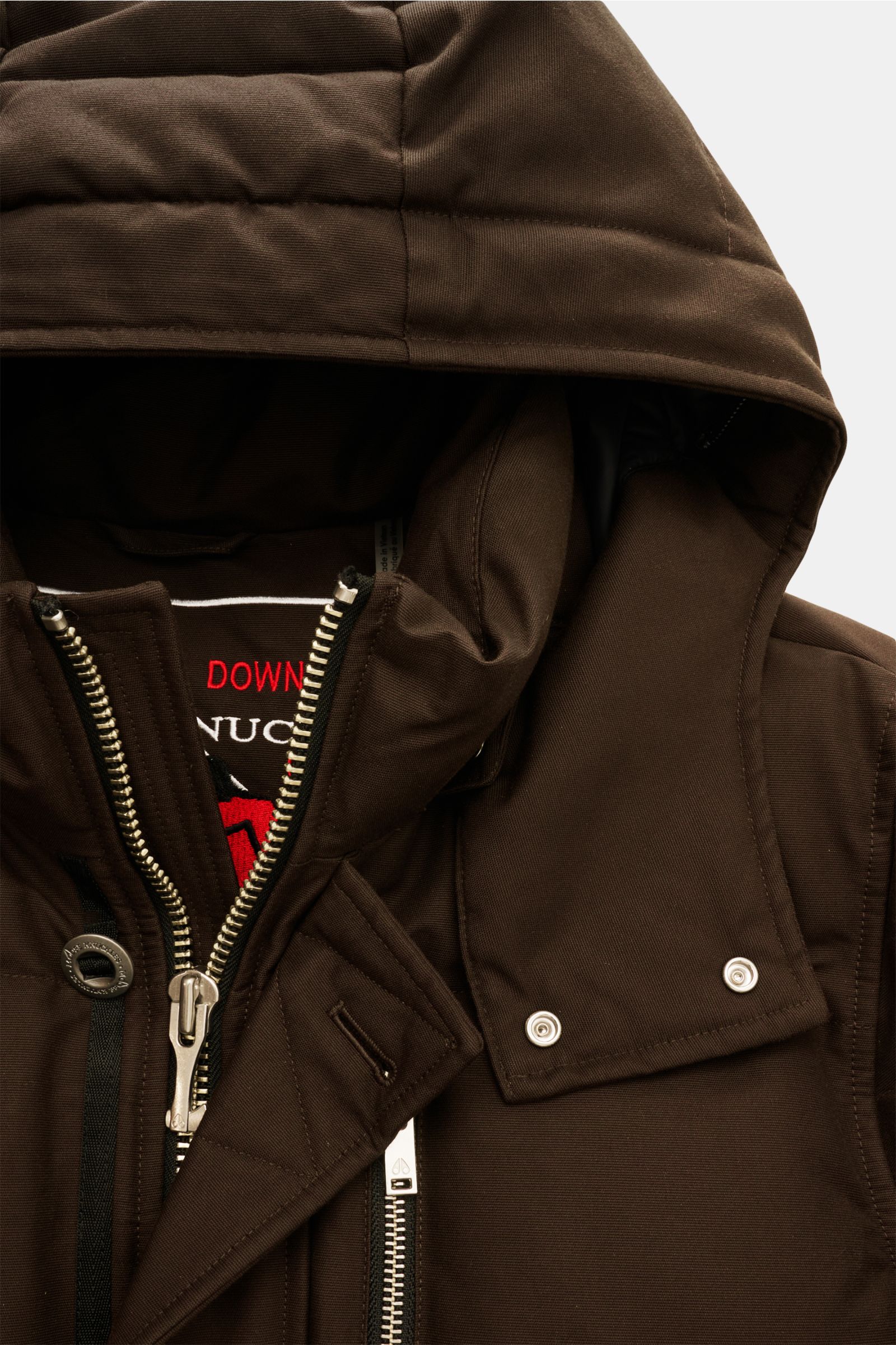 Close-up front view of Moose Knuckles Down jacket 'Original 3q Neoshear' dark brown with detachable hood, zip, and snap buttons, made of cotton and microfiber. 

Effortlessly protects against even extreme cold: With its high-quality 90/10 down lining, 