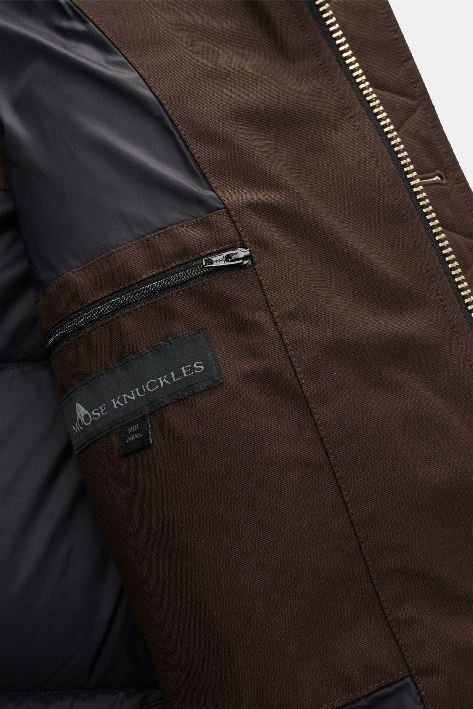 Close-up inside view of the Moose Knuckles Down jacket 'Original 3q Neoshear' dark brown showing the zippered inner pocket and label.

Effortlessly protects against even extreme cold: With its high-quality 90/10 down lining, this MOOSE KNUCKLES jacket 