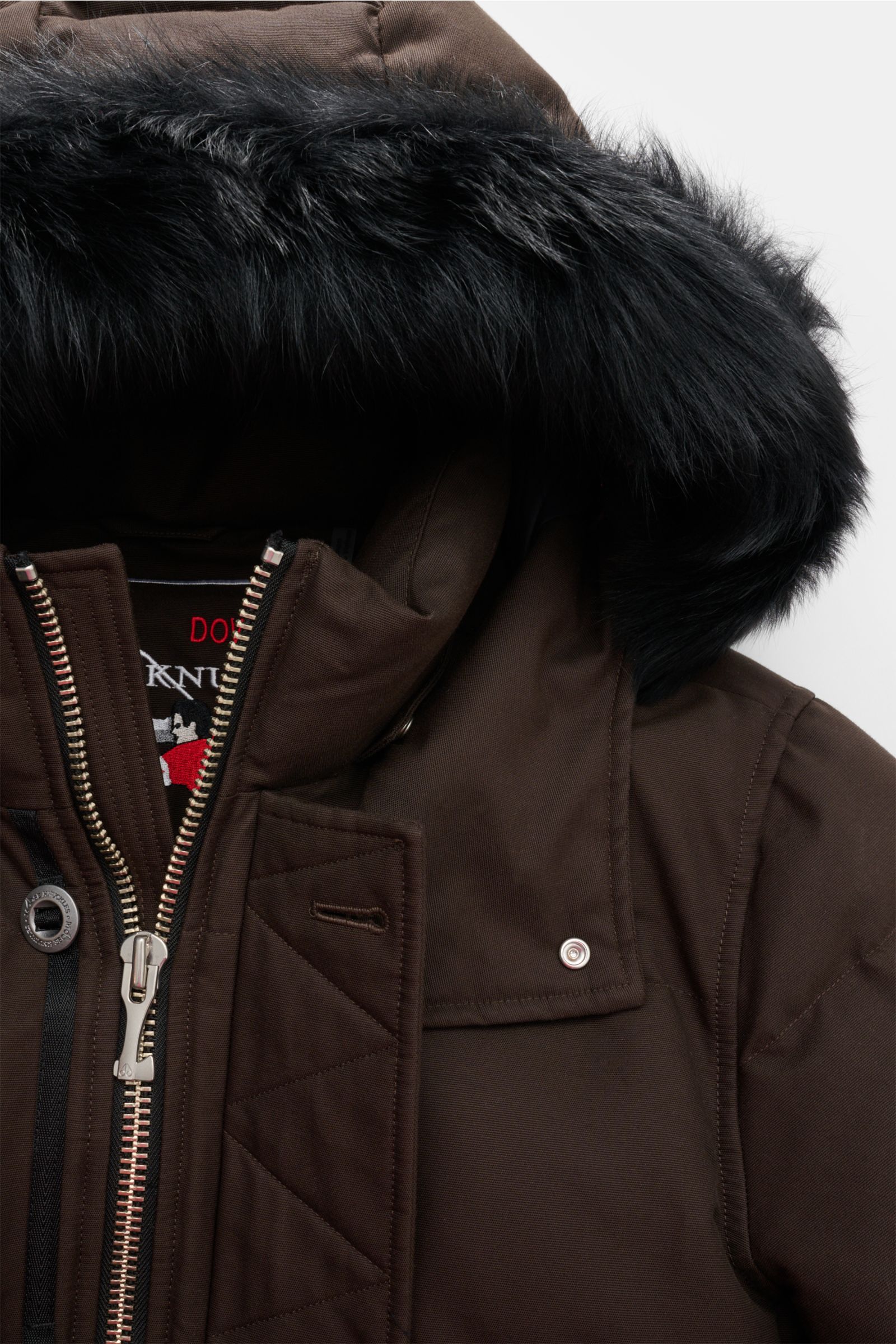 Close-up front-top view of Moose Knuckles Down jacket 'Original 3q Neoshear' dark brown with detachable black fur-trimmed hood and zip closure.

Effortlessly protects against even extreme cold: With its high-quality 90/10 down lining, this MOOSE KNUCKL