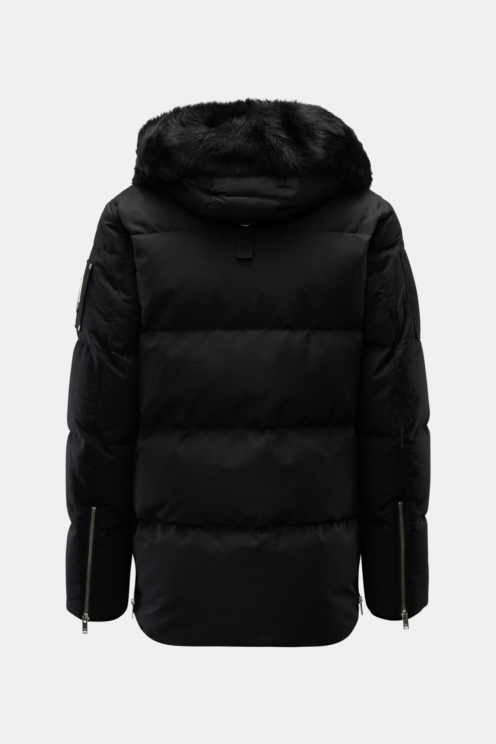 Rear view of the Moose Knuckles Daunenjacke 'Original 3q Neoshear' schwarz, a black down jacket with a fur-lined detachable hood.

Additional description: Trotzt mühelos selbst extremer Kälte: Die MOOSE KNUCKLES Jacke sorgt mit ihrer hochwertigen 90/10