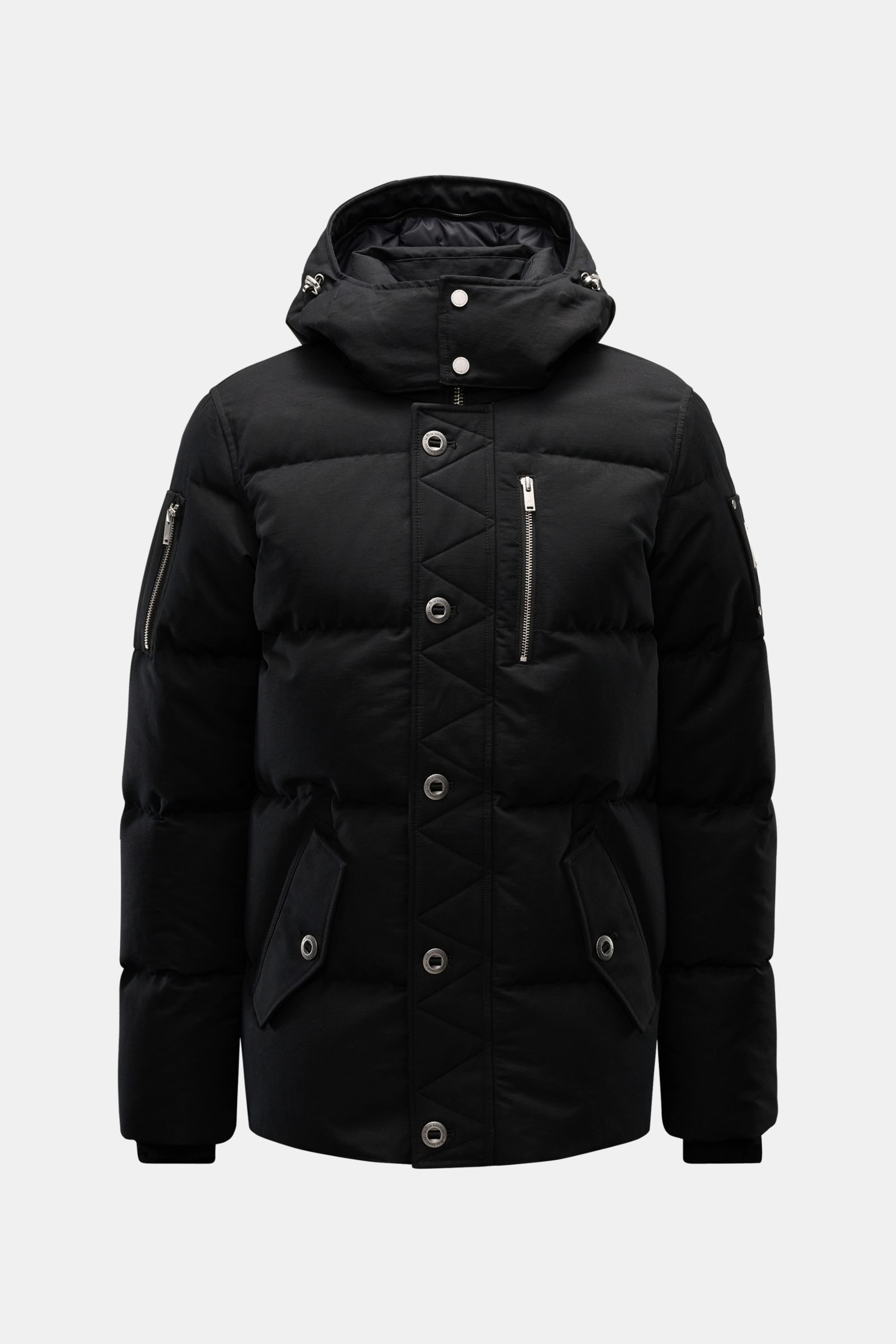 Front view of the Moose Knuckles Daunenjacke 'Original 3q Neoshear' schwarz, a black slim-fit down jacket with a detachable hood, wind- and water-repellent cotton-microfiber blend, warm 90/10 down filling, chest and arm zip pockets, and buttoned wind flap