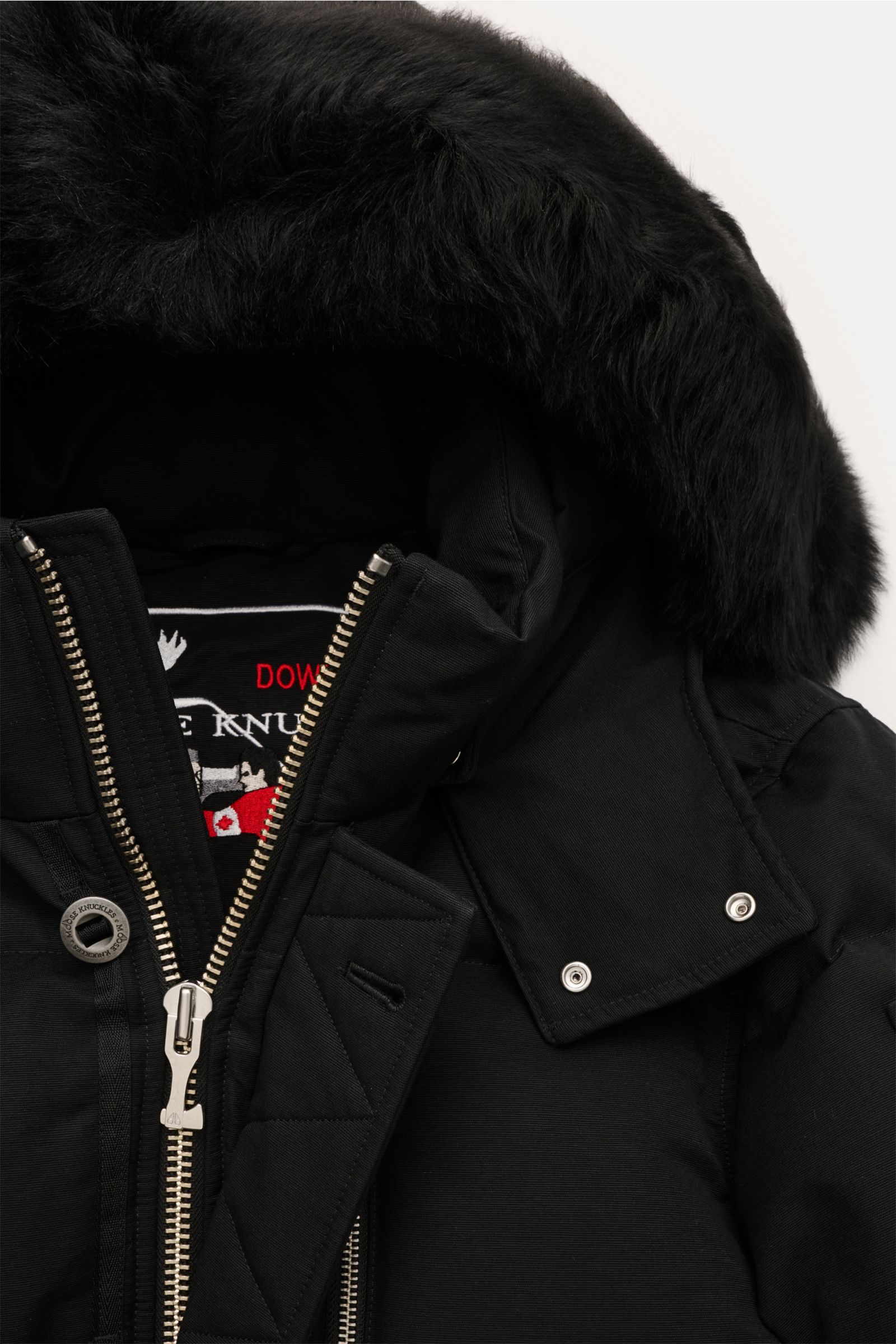 Close-up front view of Moose Knuckles Daunenjacke 'Original 3q Neoshear' schwarz with black fur hood, silver zipper, and button details.