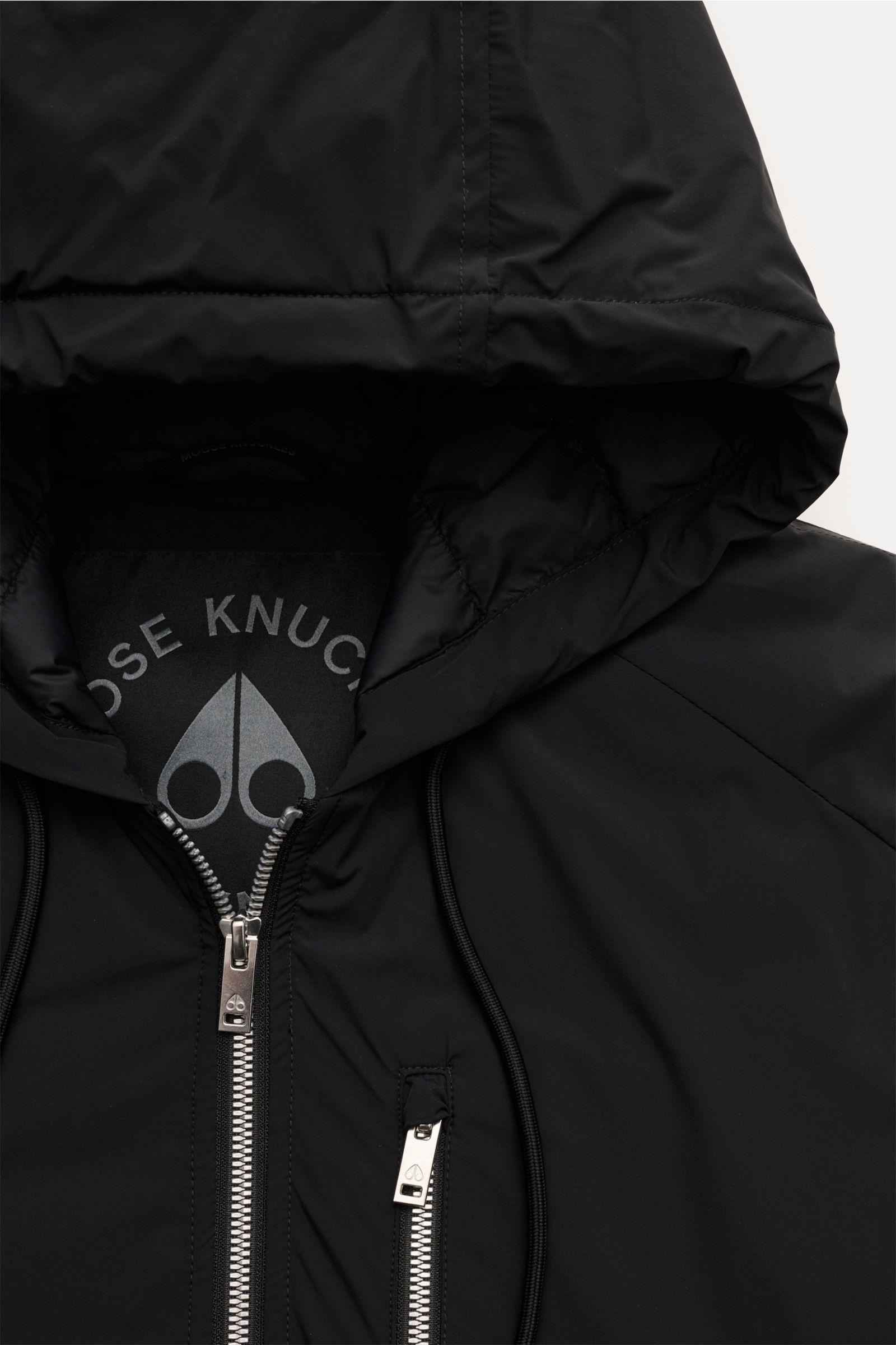 Moose Knuckles Daunenjacke 'Northdale Hoodie' schwarz, Detailfoto von oben, Kapuze mit Tunnelzug, zwei Reißverschlüsse, wind- und wasserabweisend, Slim Fit, leichte Daunenfüllung.
