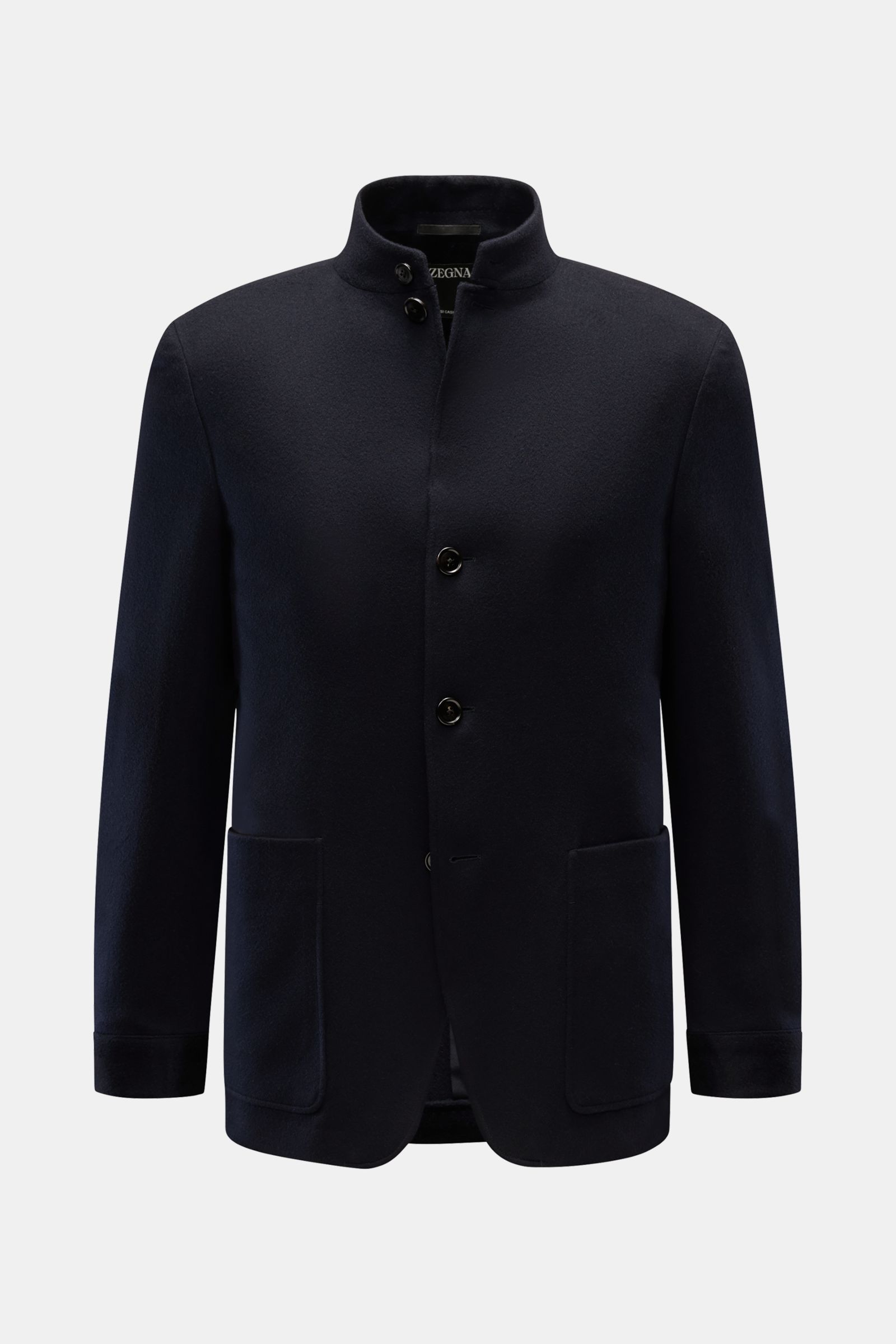 Front view of Zegna Cashmere Jacke navy, a slim fit navy jacket with a four-button placket, stand collar with button strap, patch pockets, and buttoned cuffs.

Stilvoll durch die kalte Jahreszeit: Die Cashmere Jacke von ZEGNA umhüllt mit unvergleichlic
