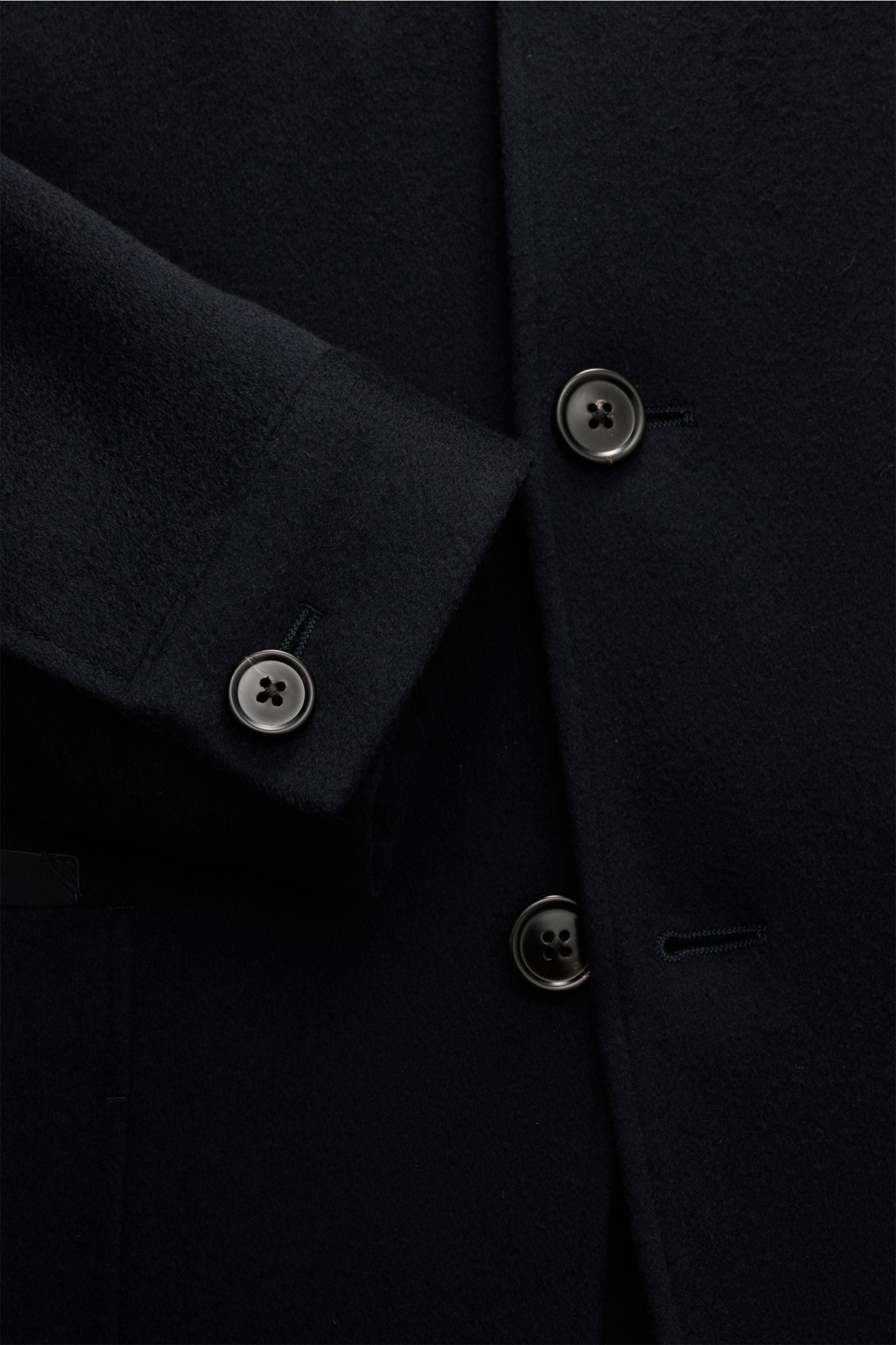 Close-up front view of the Zegna Cashmere Jacke navy, highlighting its navy pure cashmere fabric, slim fit, four-button placket, buttoned sleeve cuffs, and soft texture, showcasing Italian craftsmanship and elegant winter style. 

Stilvoll durch die ka