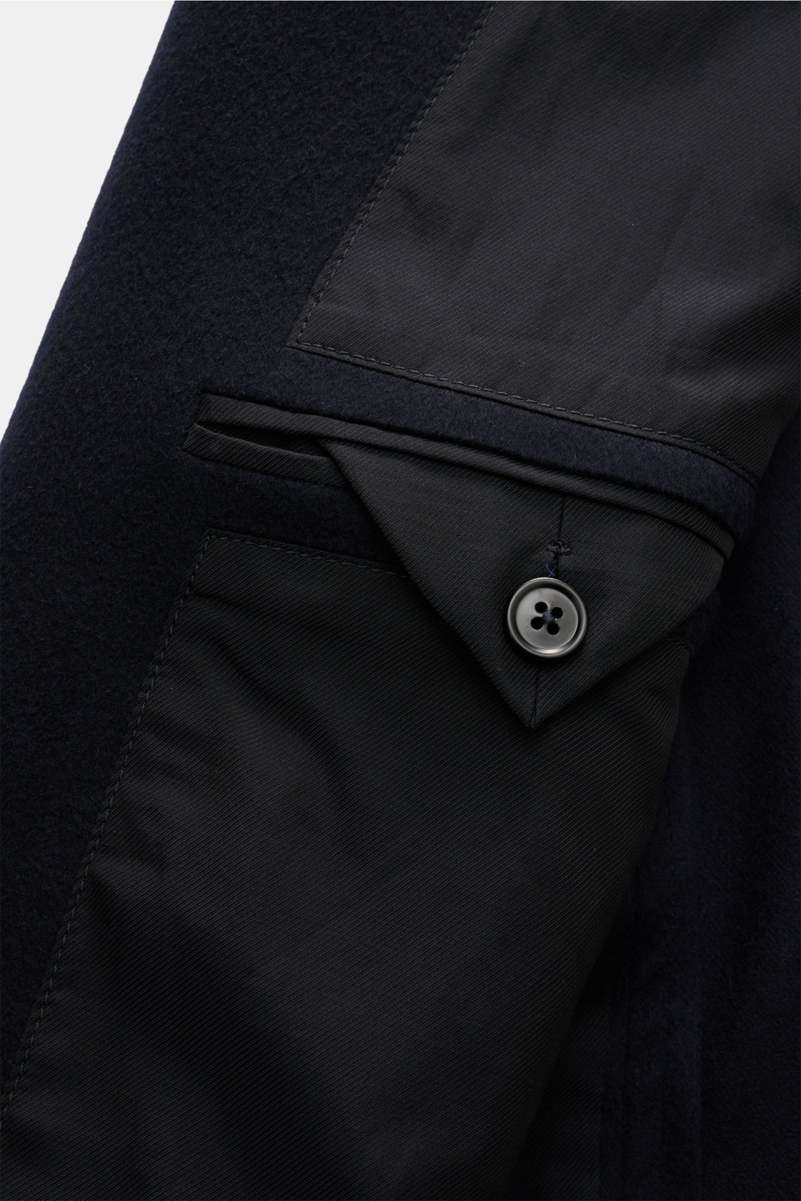 Close-up inside view of the Zegna Cashmere Jacke navy showing black silky lining and buttoned inner pocket, highlighting craftsmanship.

Stilvoll durch die kalte Jahreszeit: Die Cashmere Jacke von ZEGNA umhüllt mit unvergleichlicher Weichheit und raffi