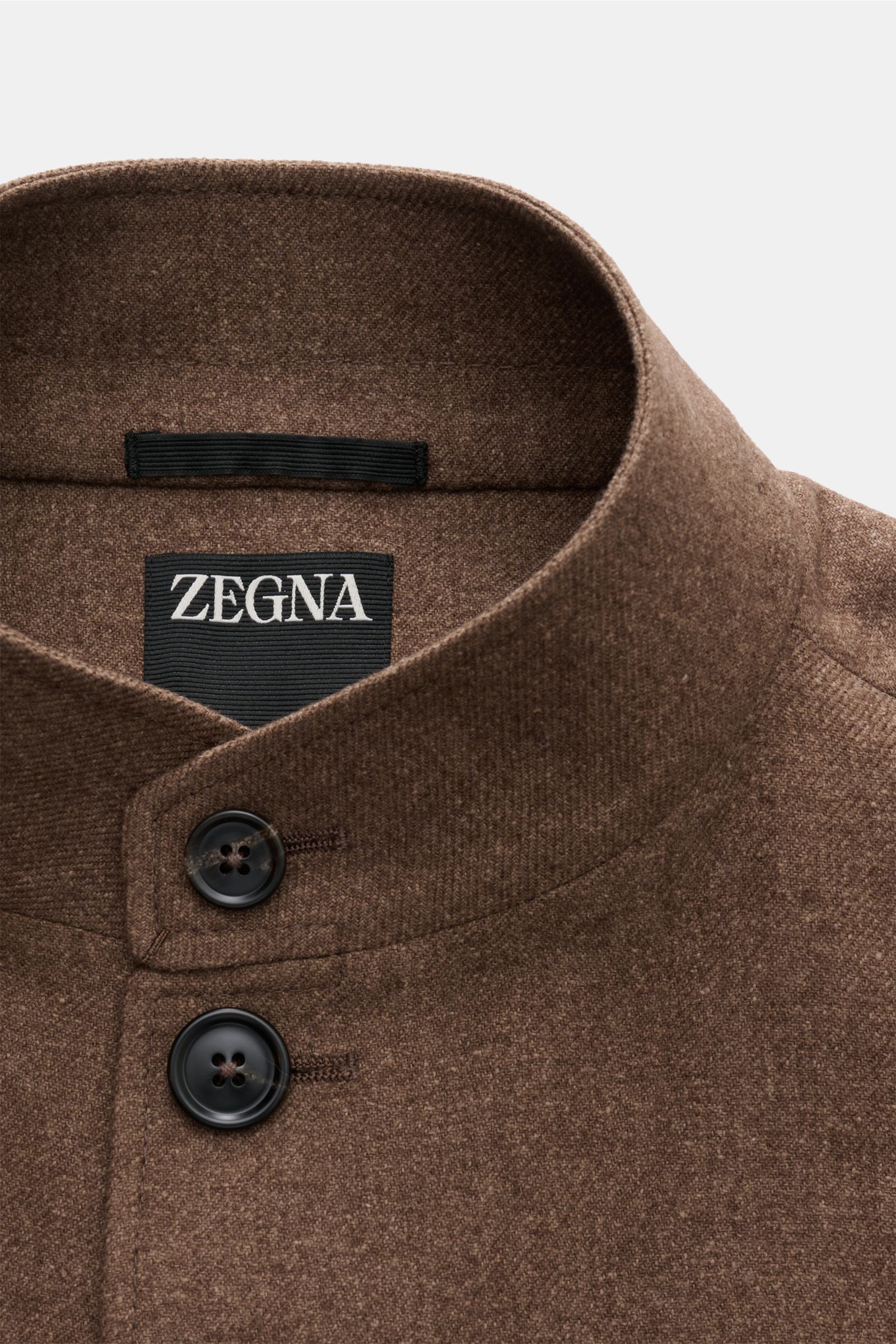 Nahaufnahme der Zegna Jacke braun meliert mit variablem Stehkragen und Fünf-Knopf-Leiste, aus Wolle, Seide und Leinen, Slim Fit.
