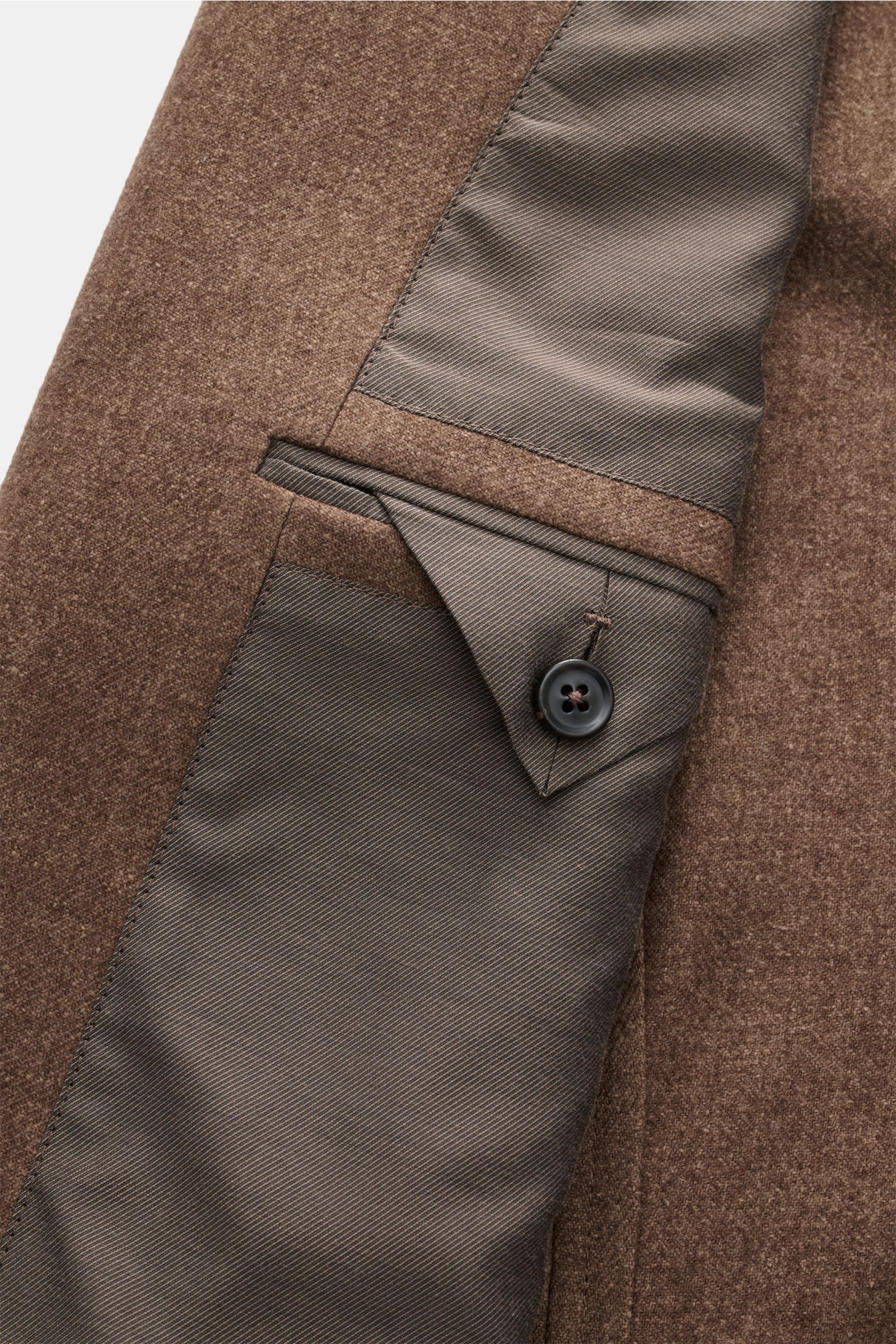 Nahaufnahme der Innenseite der Zegna Jacke braun meliert mit feiner Woll-Seide-Leinen-Mischung, Manschette und Knopf.