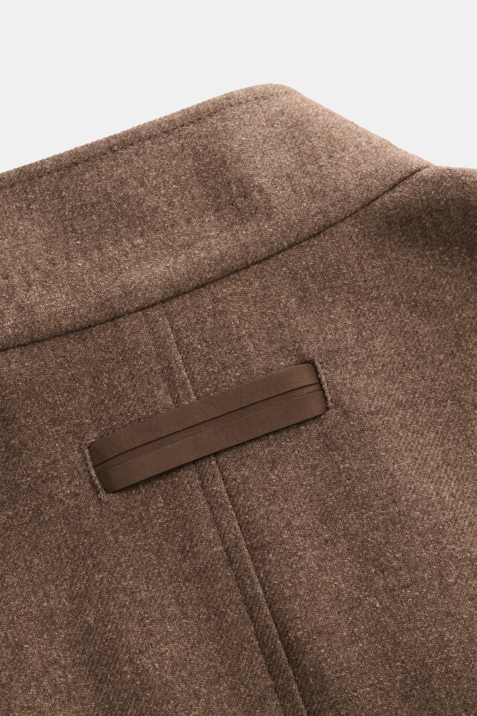 Zegna Jacke braun meliert, Detailaufnahme von hinten oben, leichte Jacke aus Wolle, Seide, Leinen mit Leder-Detail und variablem Stehkragen.