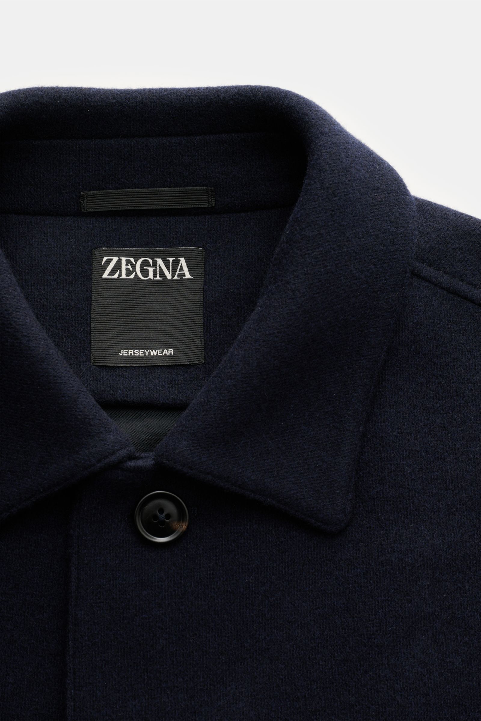 Nahaufnahme der Zegna Jacke 'Alpe' navy von oben, Slim Fit, Mix aus Wolle und Cashmere, softer Griff, Umlegekragen, Vier-Knopf-Leiste, aufgesetzte Hüfttaschen, Ärmel mit Knopf, zwei Innentaschen.