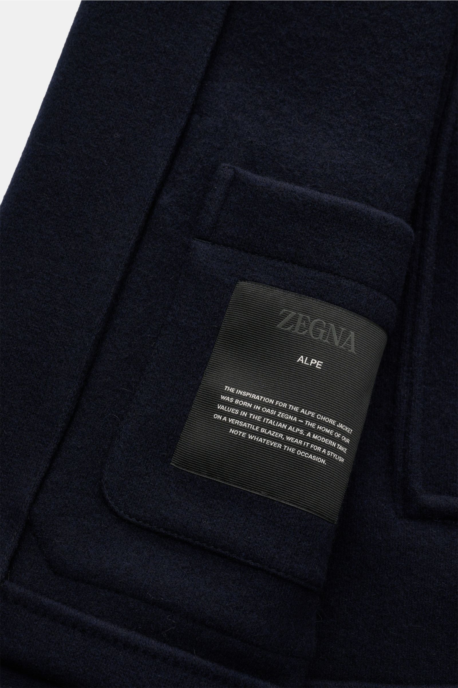 Nahaufnahme der Zegna Jacke 'Alpe' navy aus Wolle und Cashmere, Slim Fit, mit softem Griff, Vier-Knopf-Leiste, Umlegekragen, aufgesetzten Hüfttaschen, Ärmelknöpfen und zwei Innentaschen.